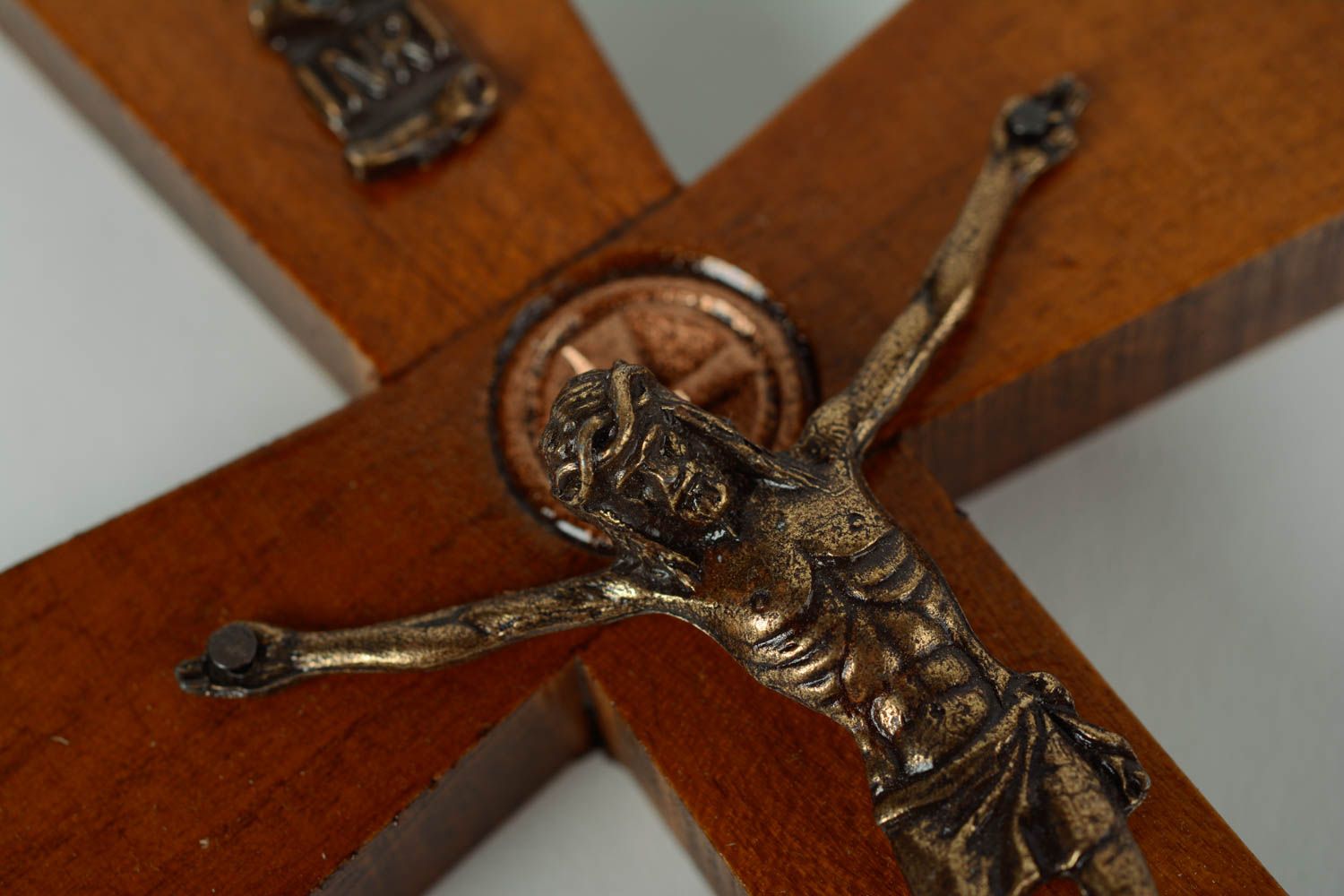 Деревянный крест ручной работы с распятием настенный красивый авторский фото 3