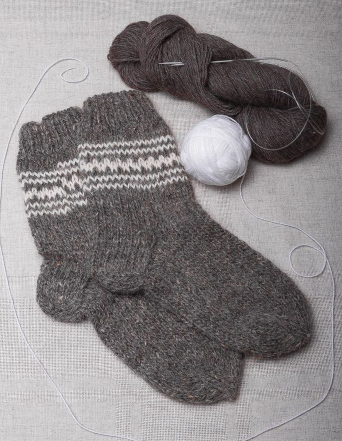 Grey wool socks with white ornament photo 1