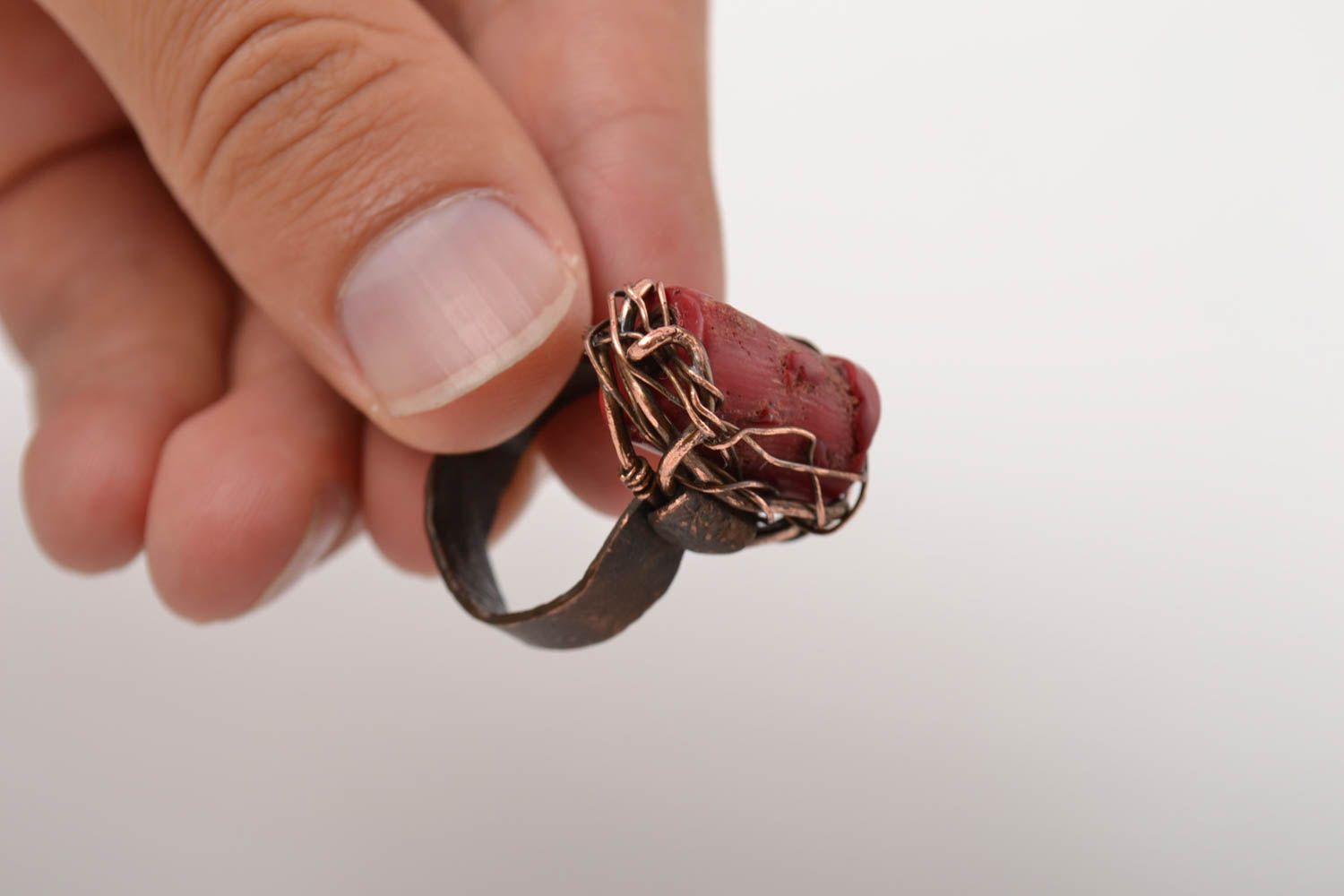 Красивое кольцо хэнд мэйд украшение в технике wire wrap медное кольцо с кораллом фото 5