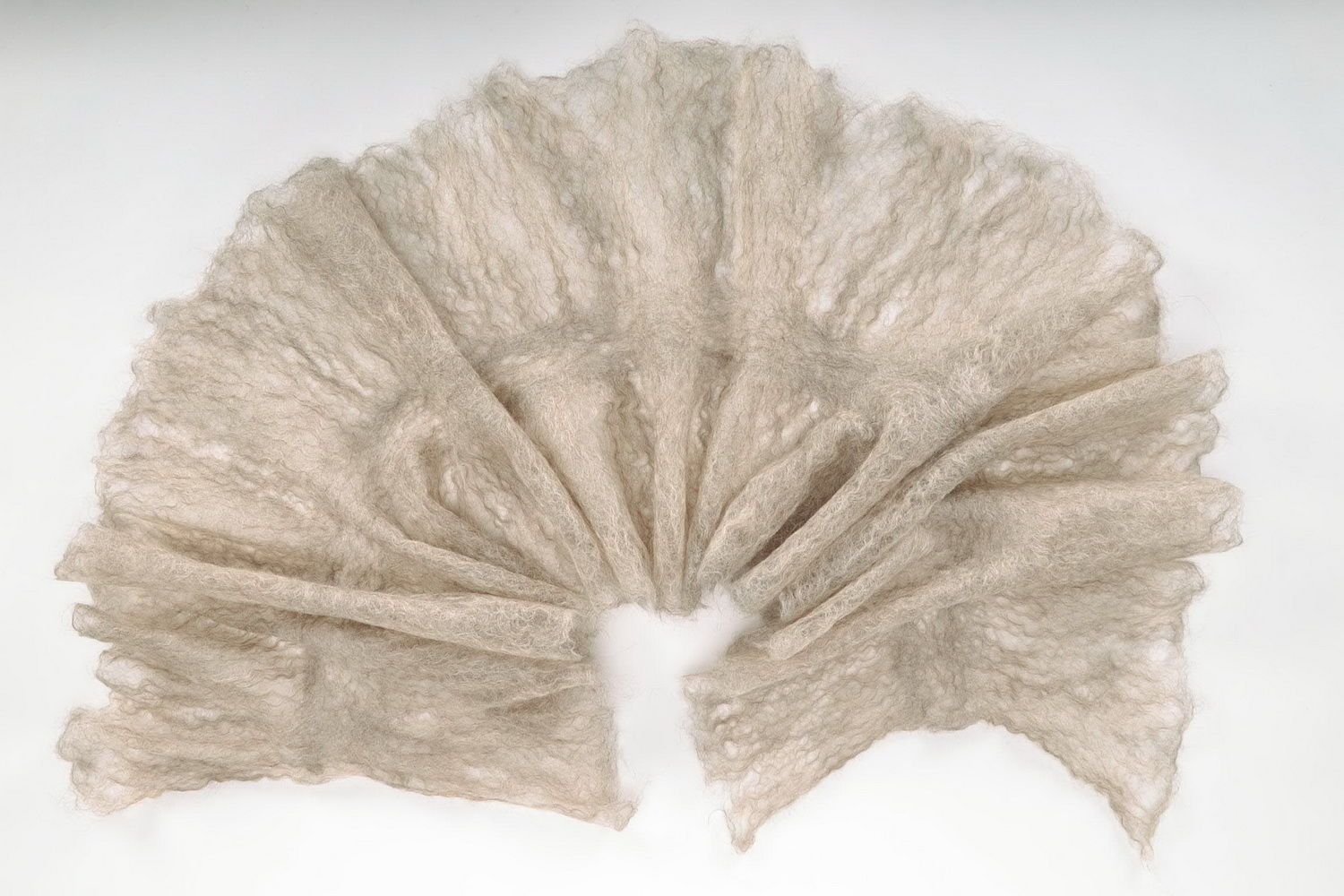 Grauer handgemachter Schal aus Wolle Spinnfaden nasse Filzbildung-Technik foto 4