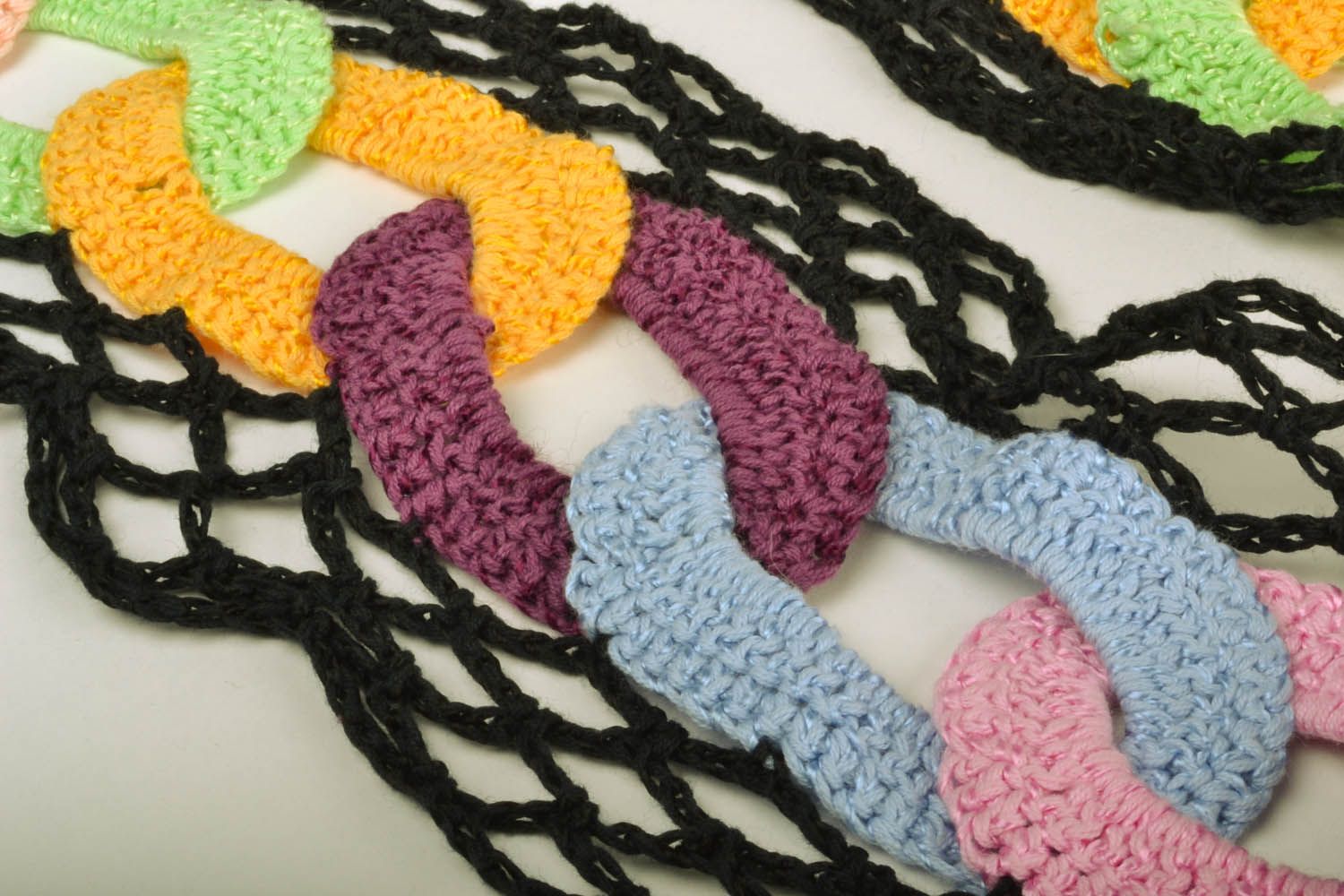 Разноцветный вязаный шарф фото 3