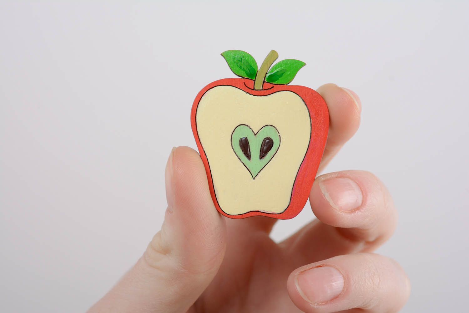 Imã pintado na geladeira na forma de maçã foto 4