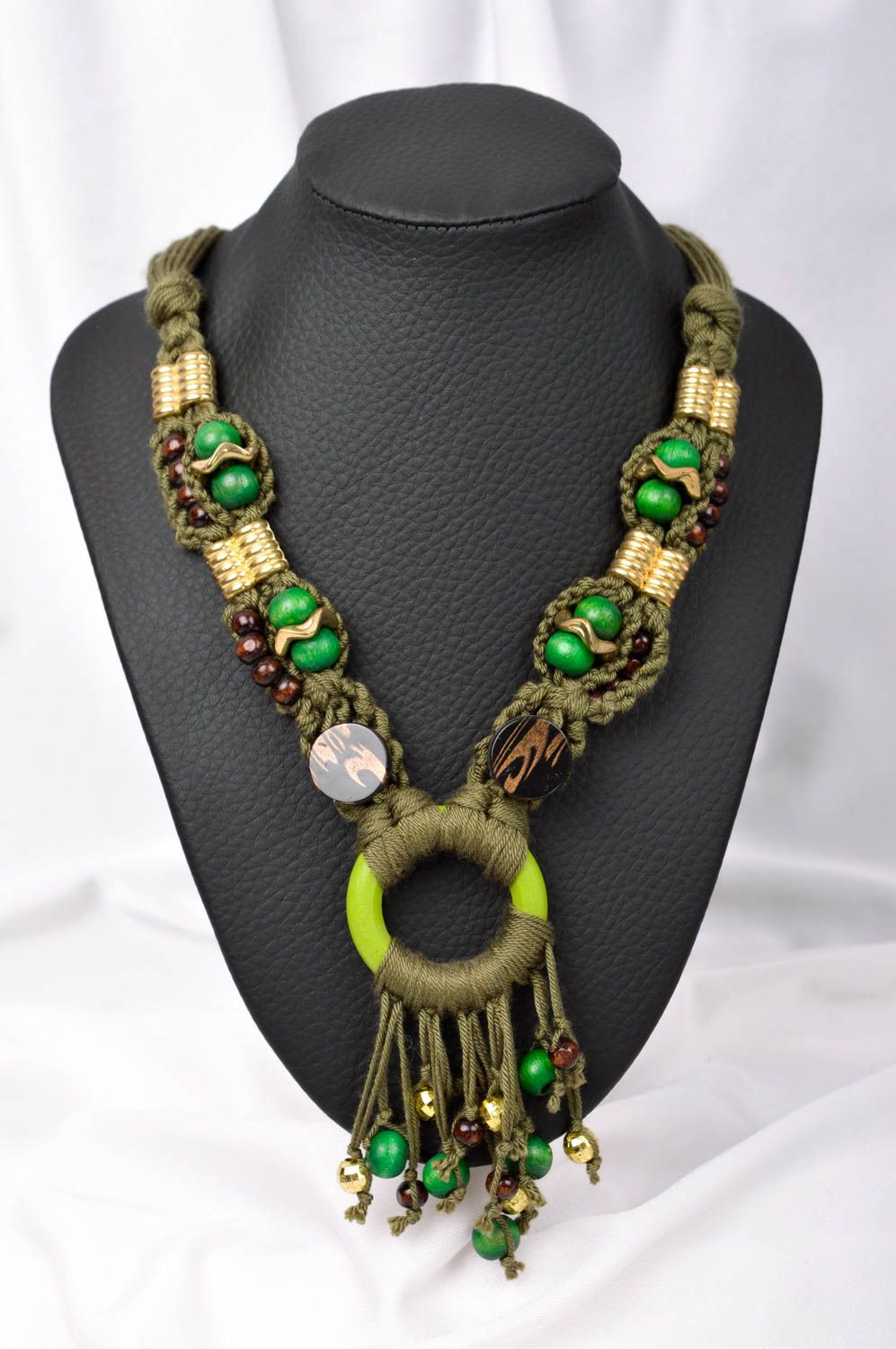 Колье ручной работы зеленое плетеное ожерелье с бусинами текстильное колье фото 1