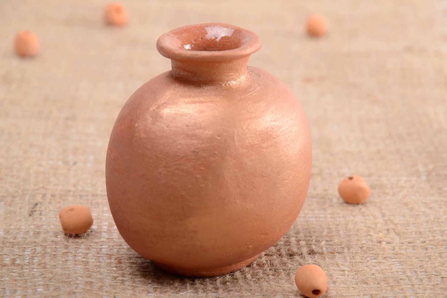 Petit vase en céramique brun clair insolite décoratif fait main original photo 1