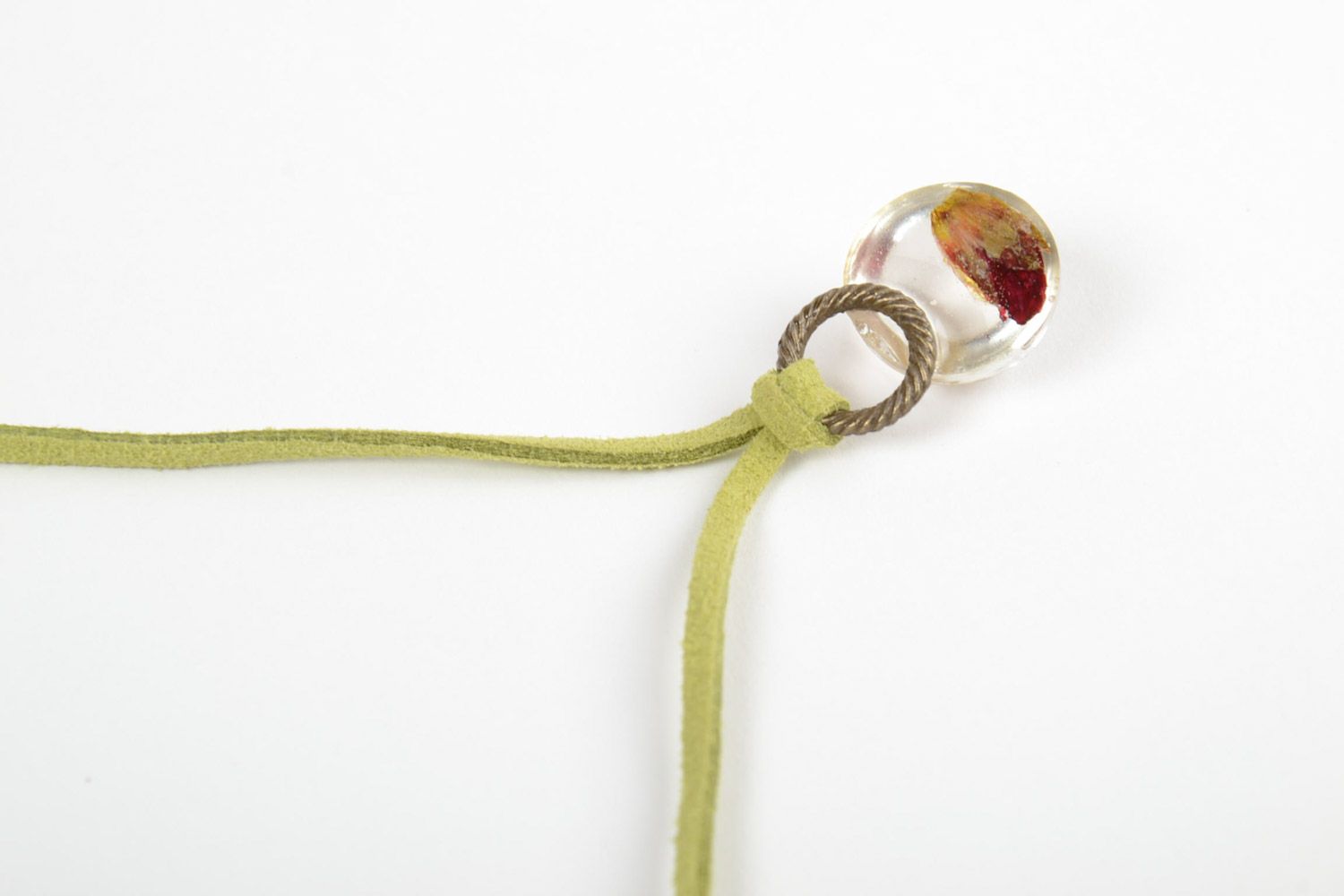 Pendentif boule en résine époxyde avec fleur fait main sur lacet en daim photo 4