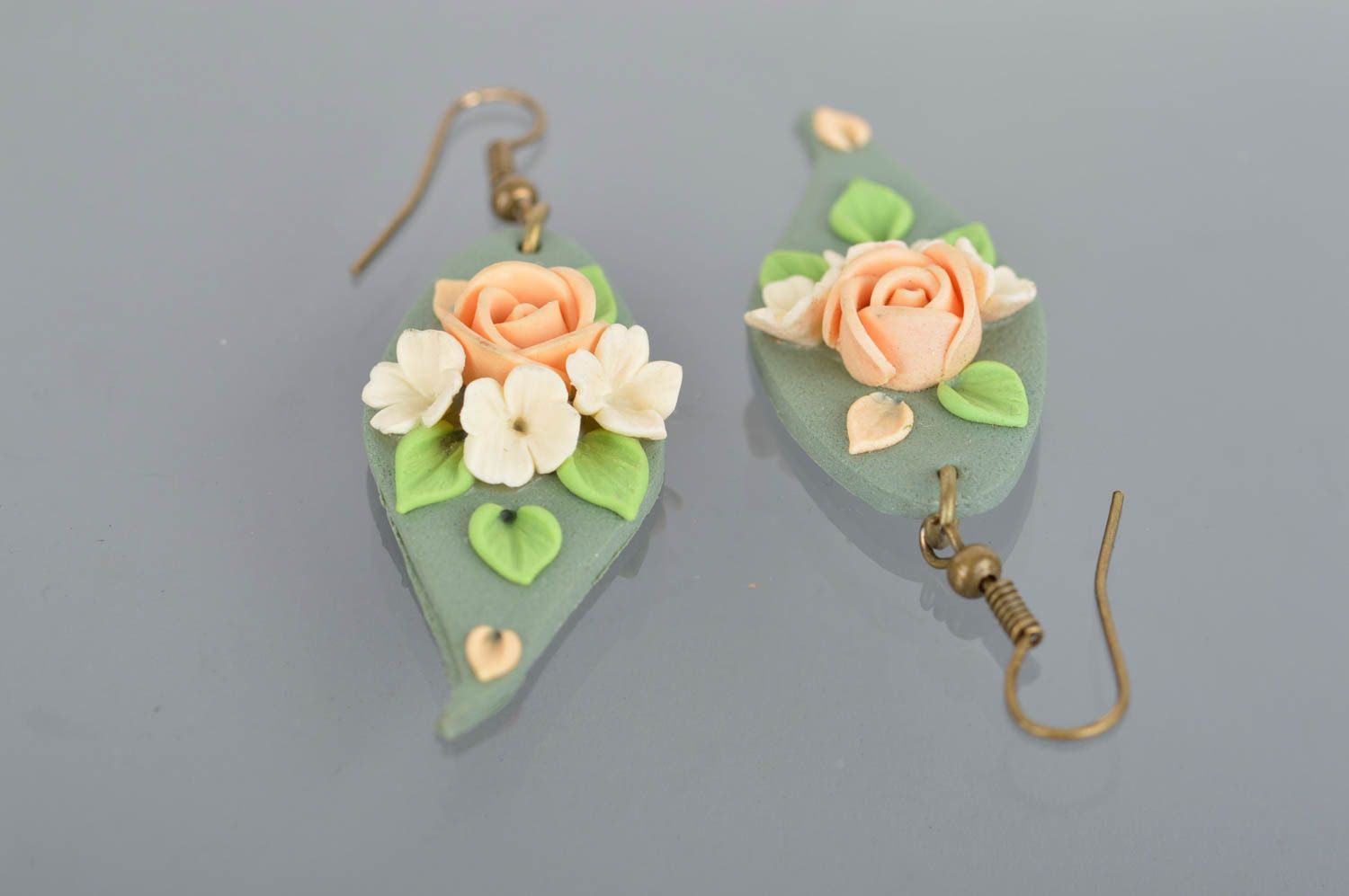 Bunte handgemachte Ohrringe aus Polymerton mit Anhängern in Form von Blumen foto 5