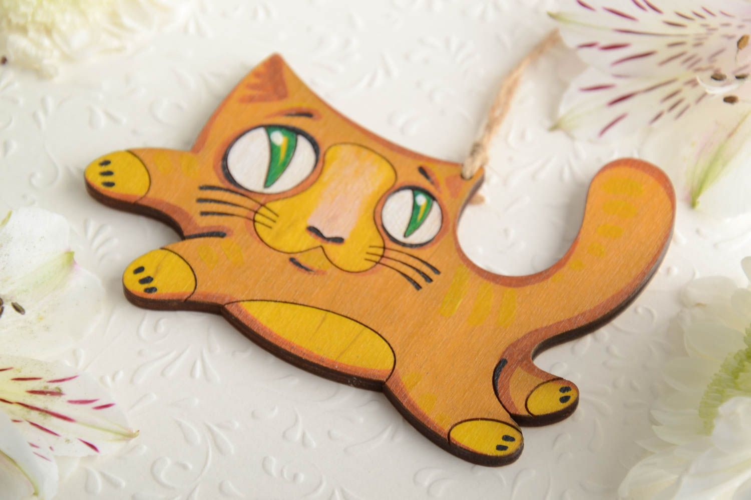 Colgante decorativo artesanal de chapa de madera pintado gato simpático foto 1