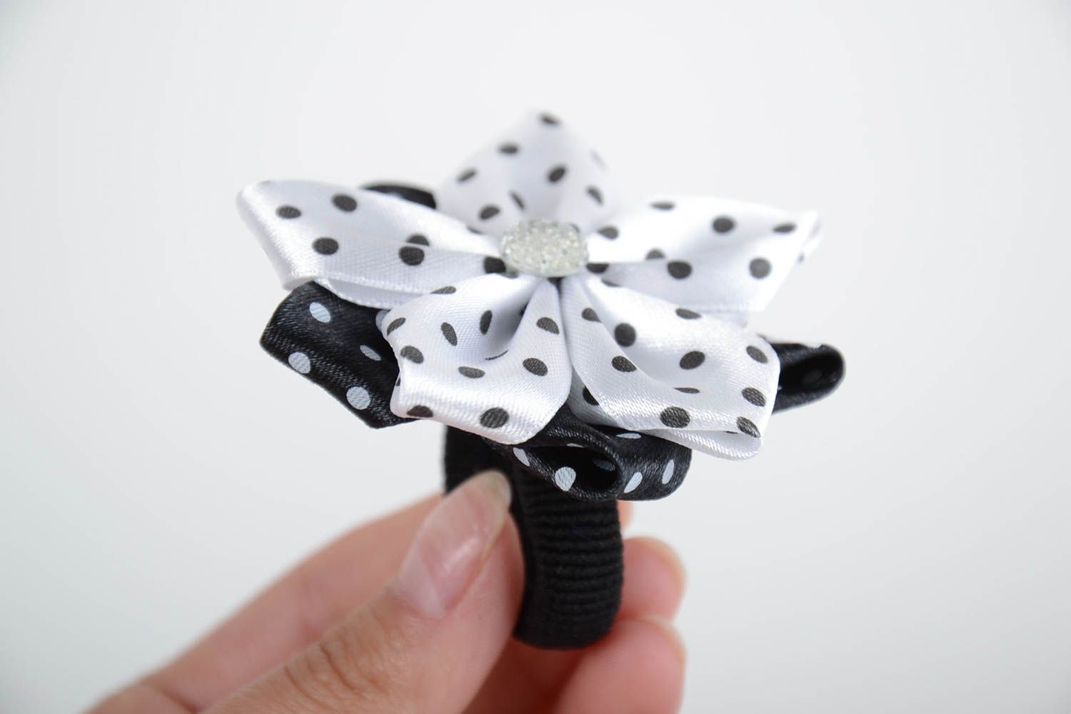 Schwarz weißer gepunkteter Haargummi mit Blume aus Atlasbändern handmade Schmuck foto 5