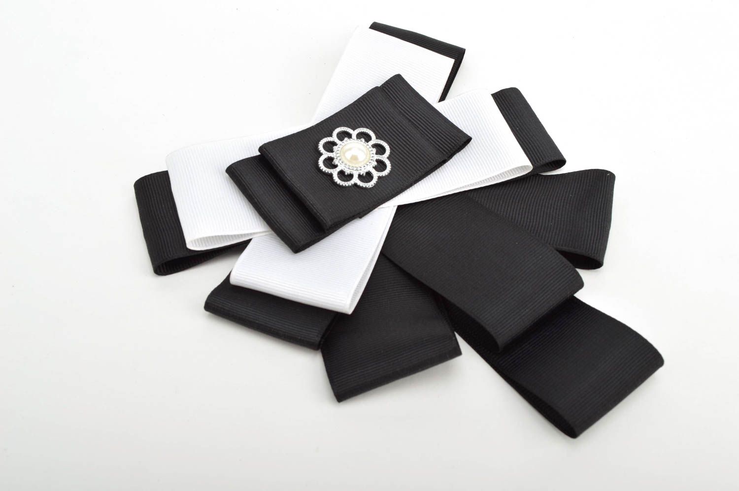 Broche textile noeud noir blanc Bijou fait main design original Accessoire femme photo 3