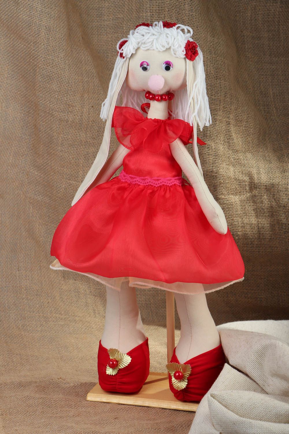 Muñeca de peluche Liebre con vestido rojo foto 5