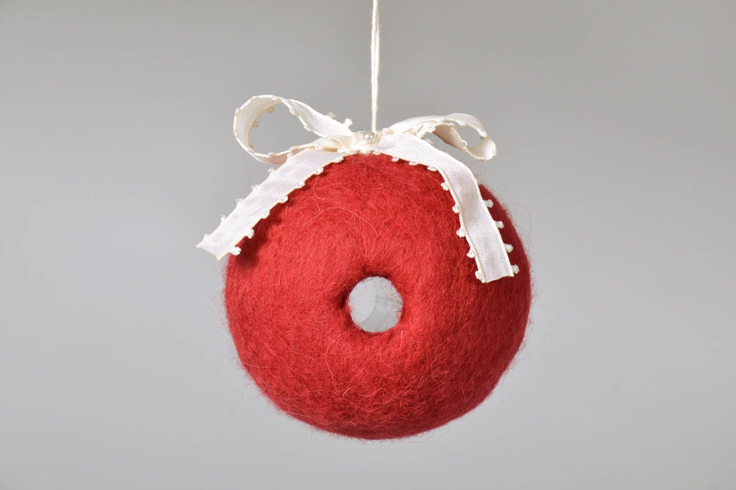 Brinquedo artesanal bola de árvore de Natal decorada com rendas foto 2