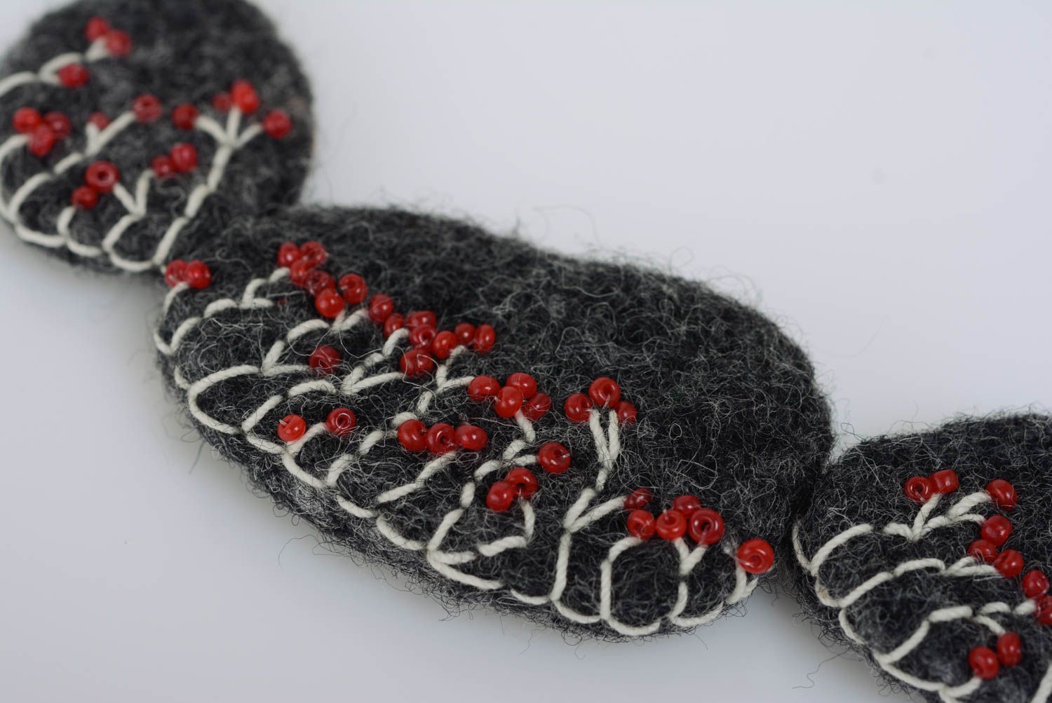 Handgefertigtes Textil Collier aus Wolle in Grau mit roten Glasperlen modisch foto 2