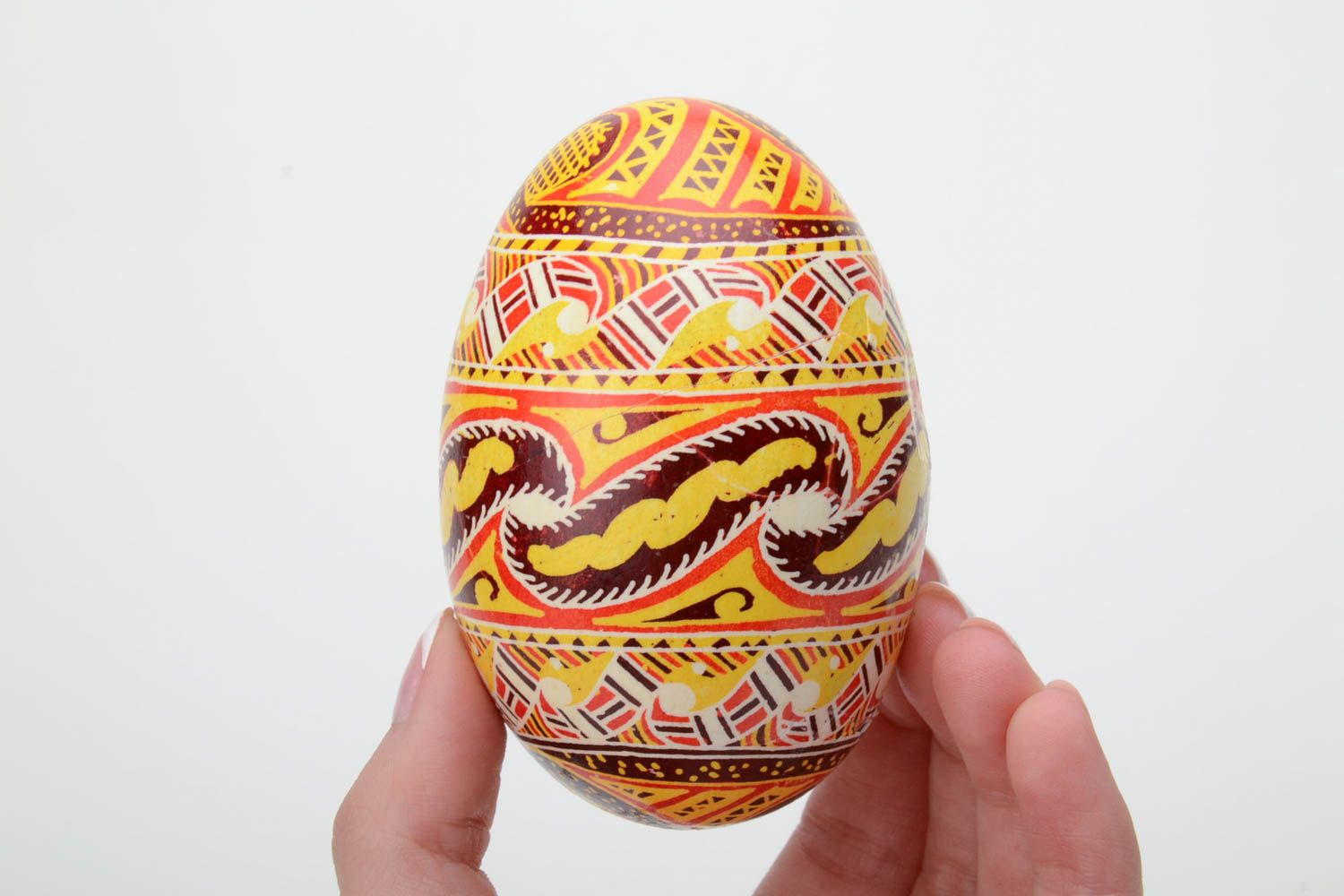 Huevo de Pascua artesanal en la técnica de cera con ornamento foto 5