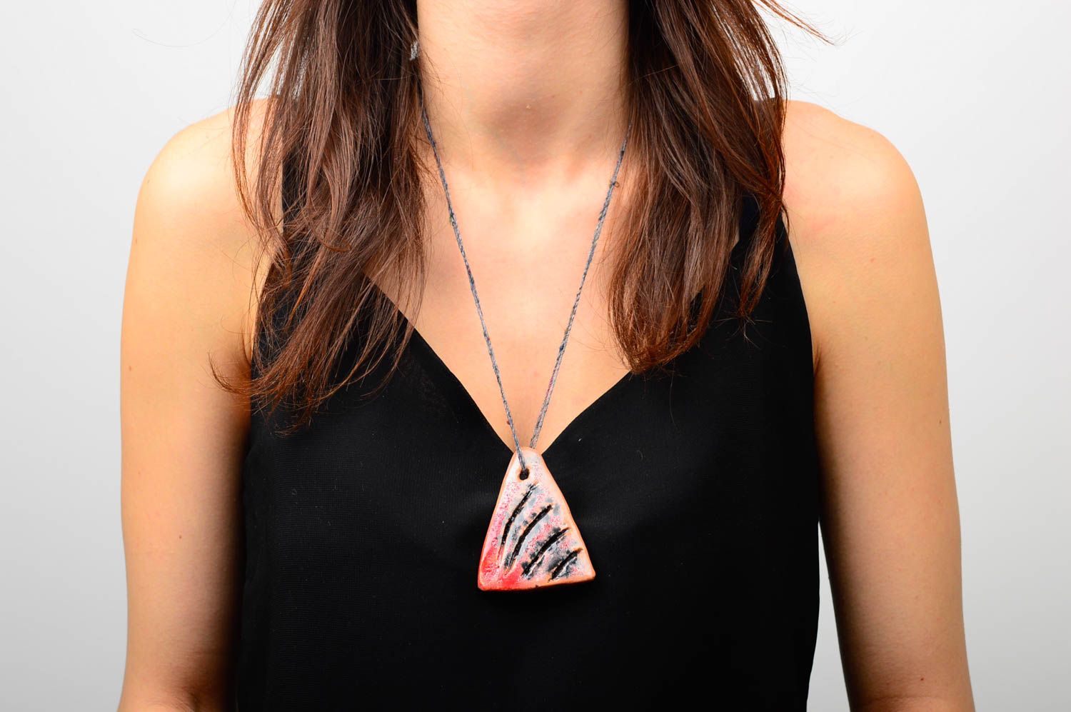 Треугольный кулон ручной работы керамическое украшение подвеска на шею фото 2