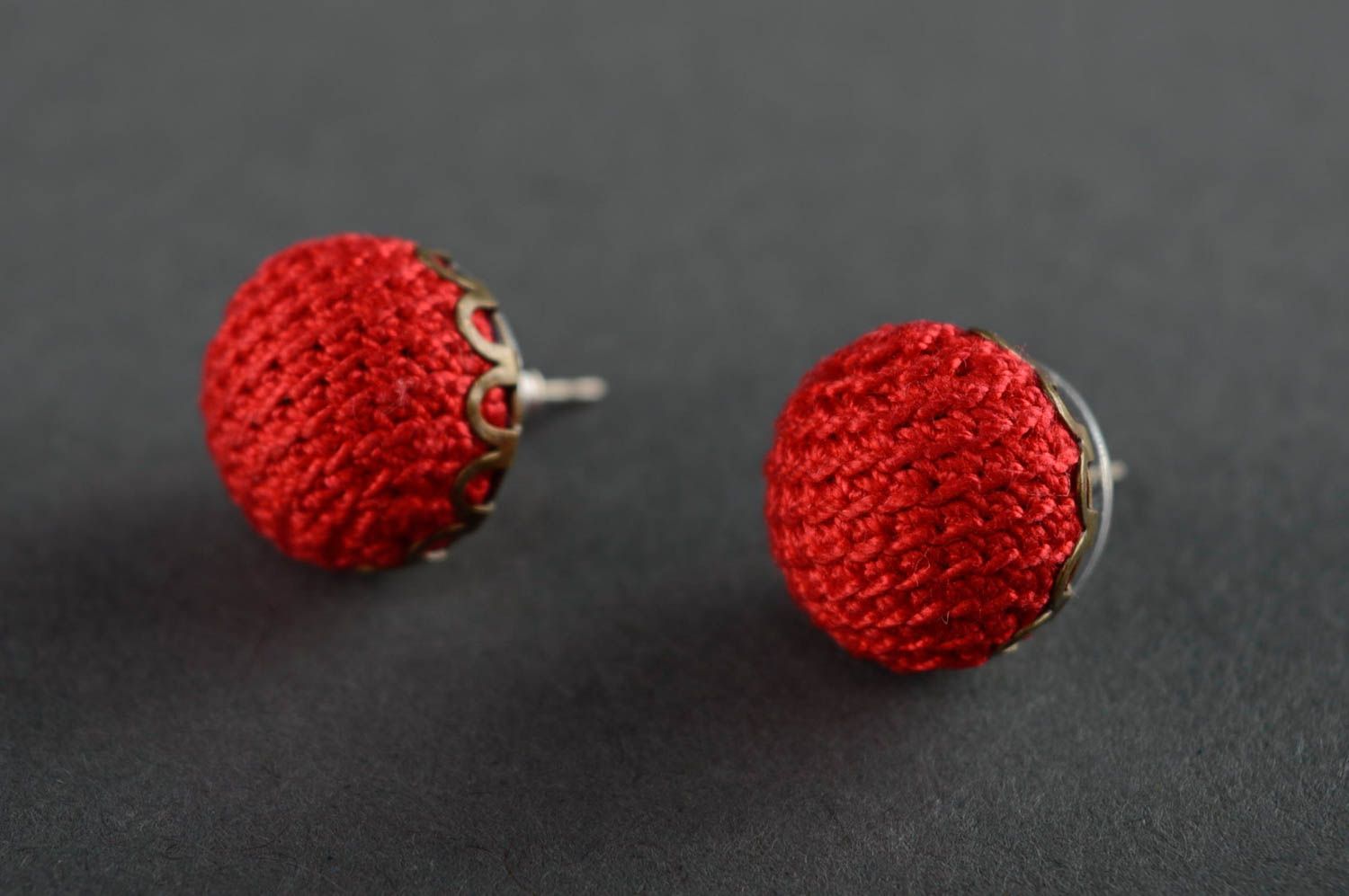 Boucles d'oreilles artisanales puces faites main accessoires tricotés rouges photo 1