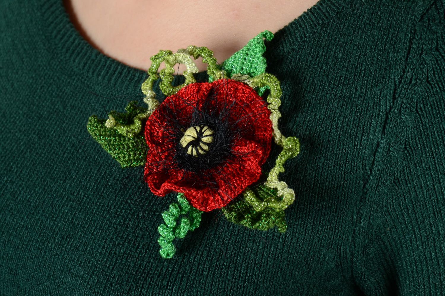 Handmade red crochet poppy flower brooch photo 2