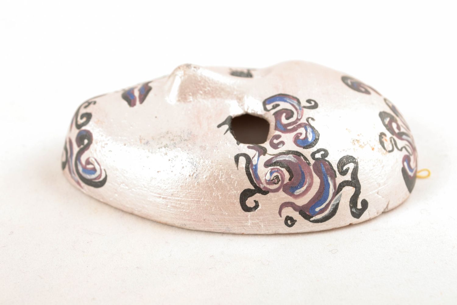 Maschera piccola bianca fatta a mano in ceramica souvenir da parete dipinto  foto 5