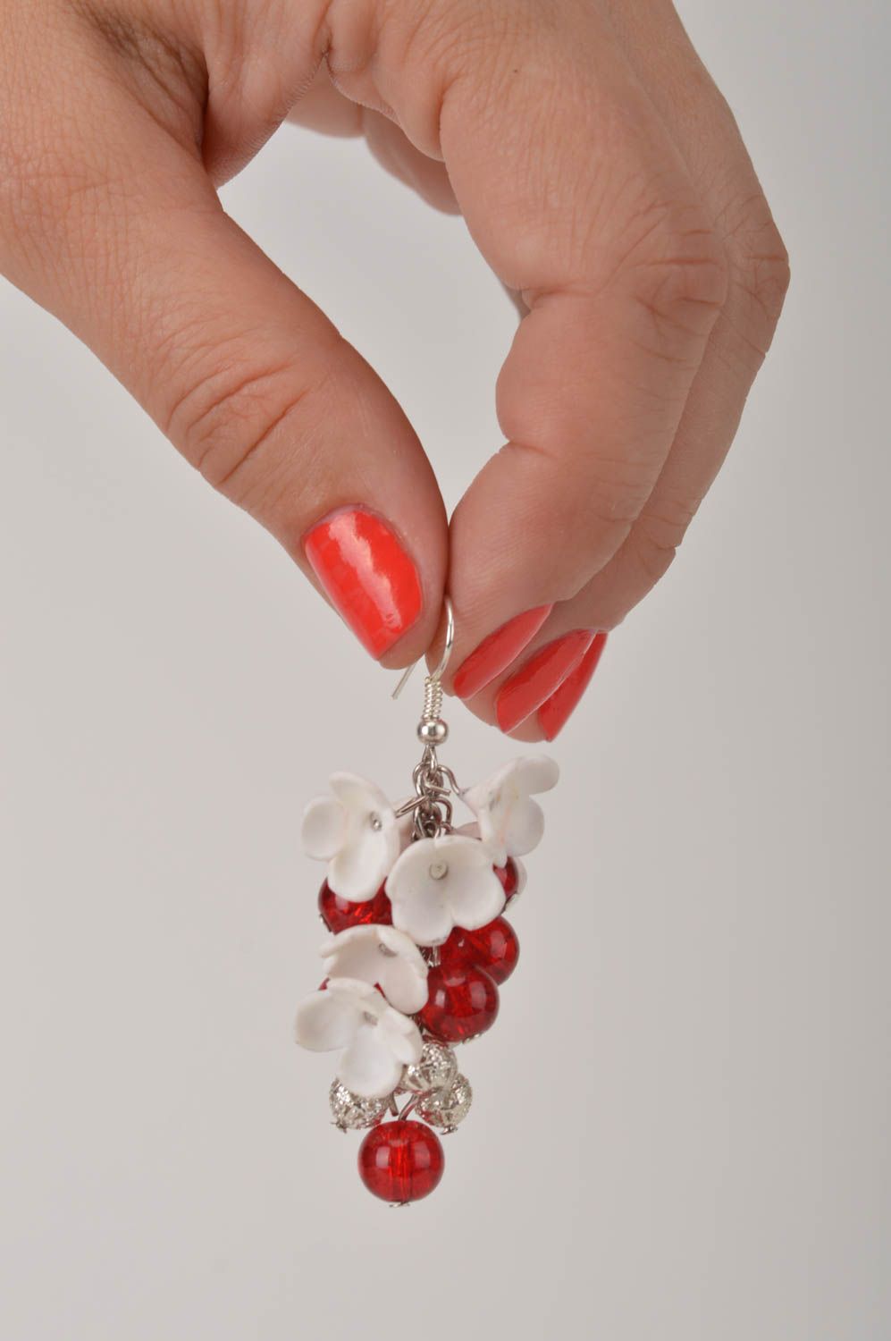 Boucles d'oreilles pendantes Bijou fait main blanc rouge originales Cadeau femme photo 2