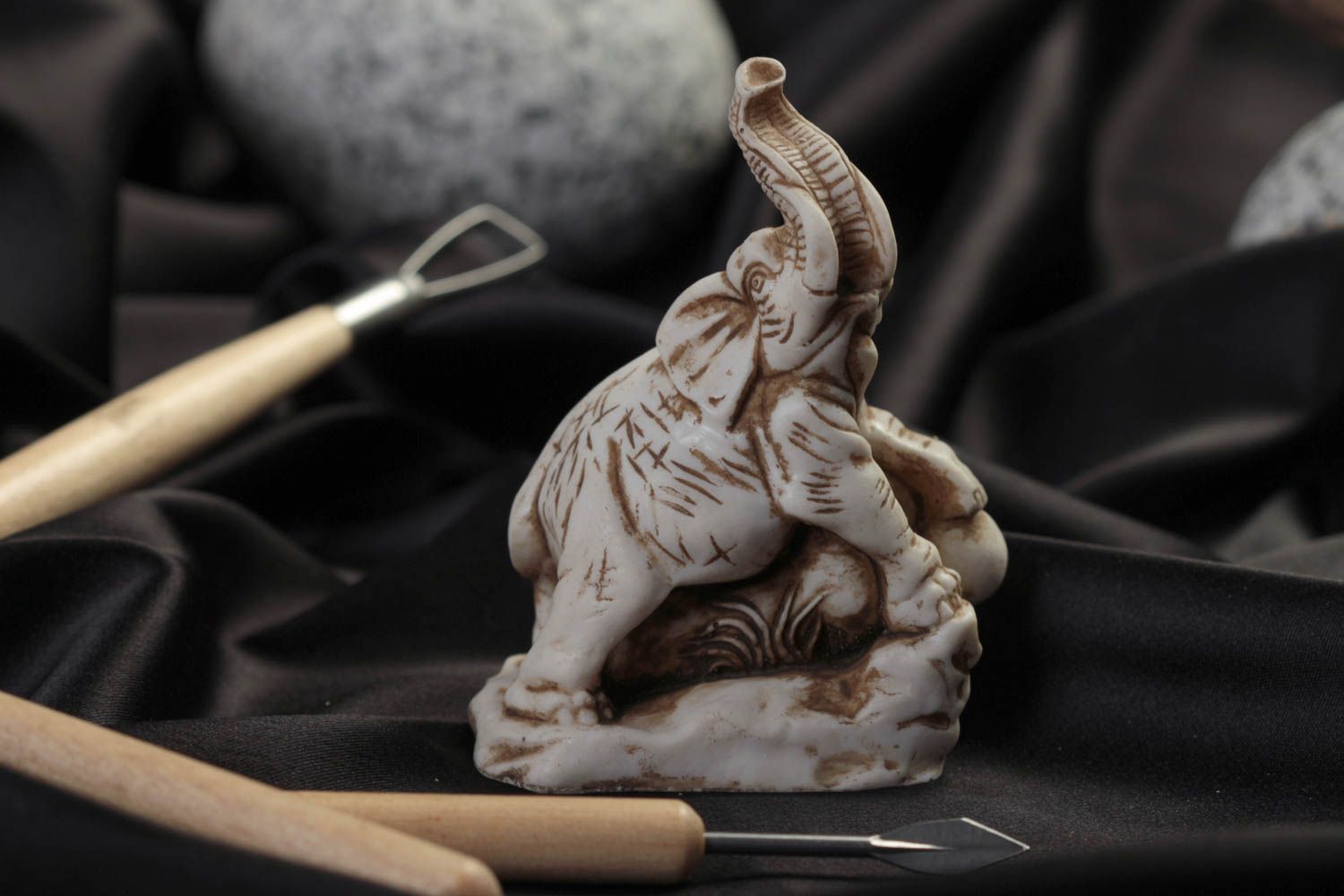 Маленькая статуэтка из полимерной глины в виде слона белая ручной работы фото 1
