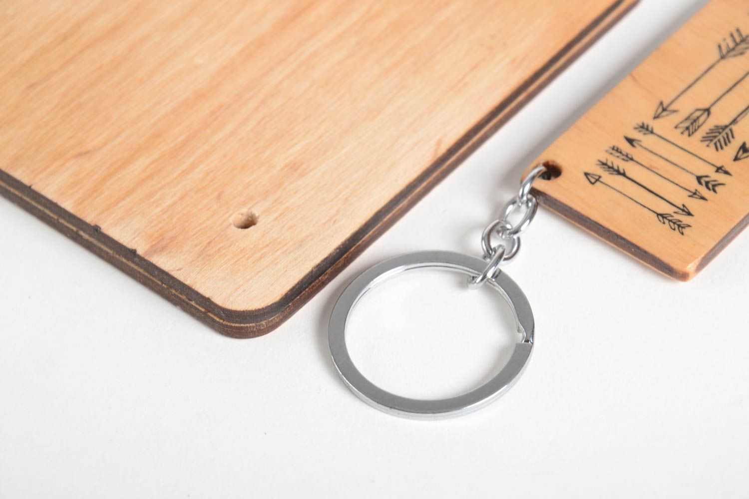 Porte-clés en bois faits main décorés originaux 2 pièces Accessoires design photo 3