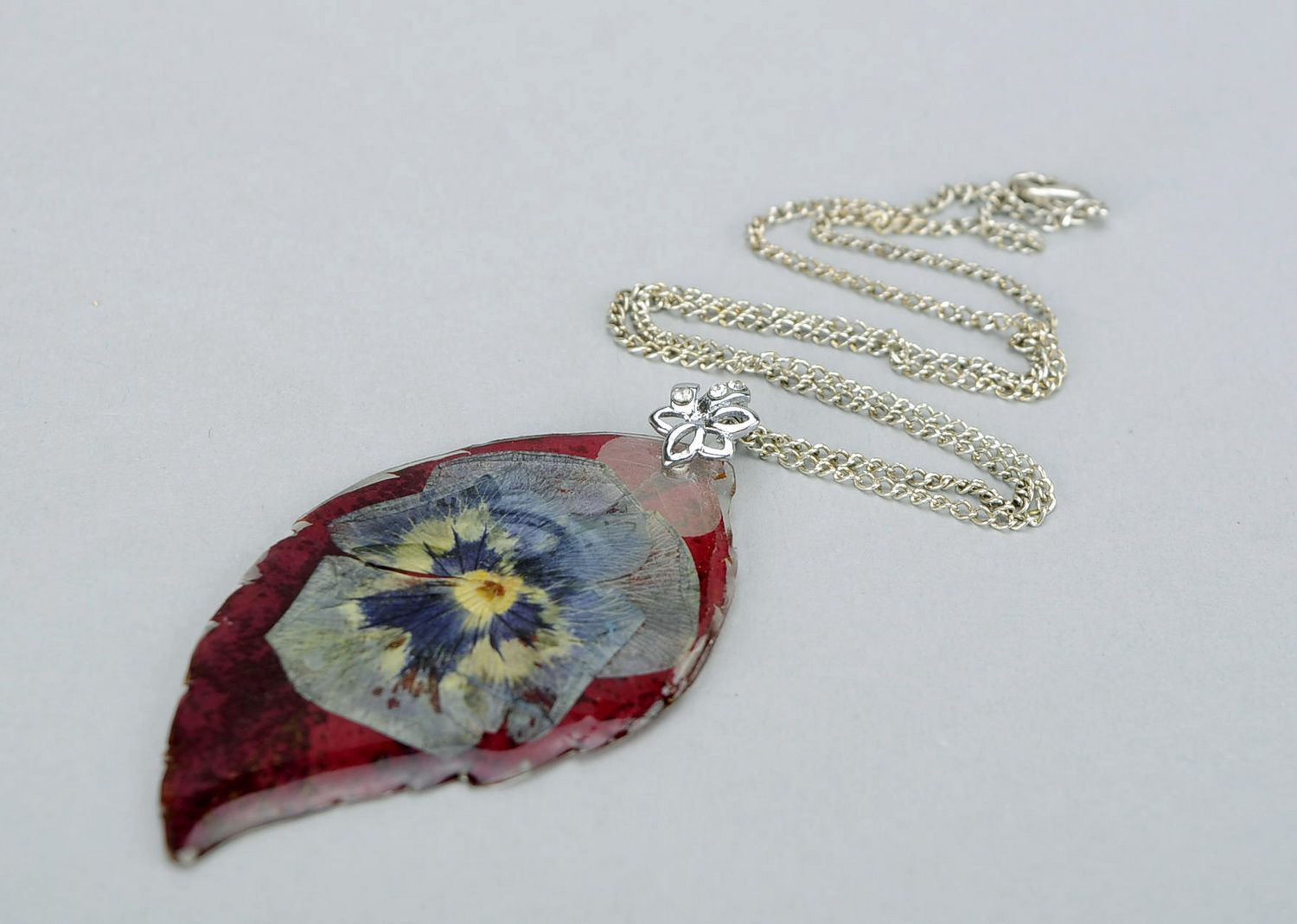 Pendant covered with epoxy Leaf of wild grape and pansies photo 1