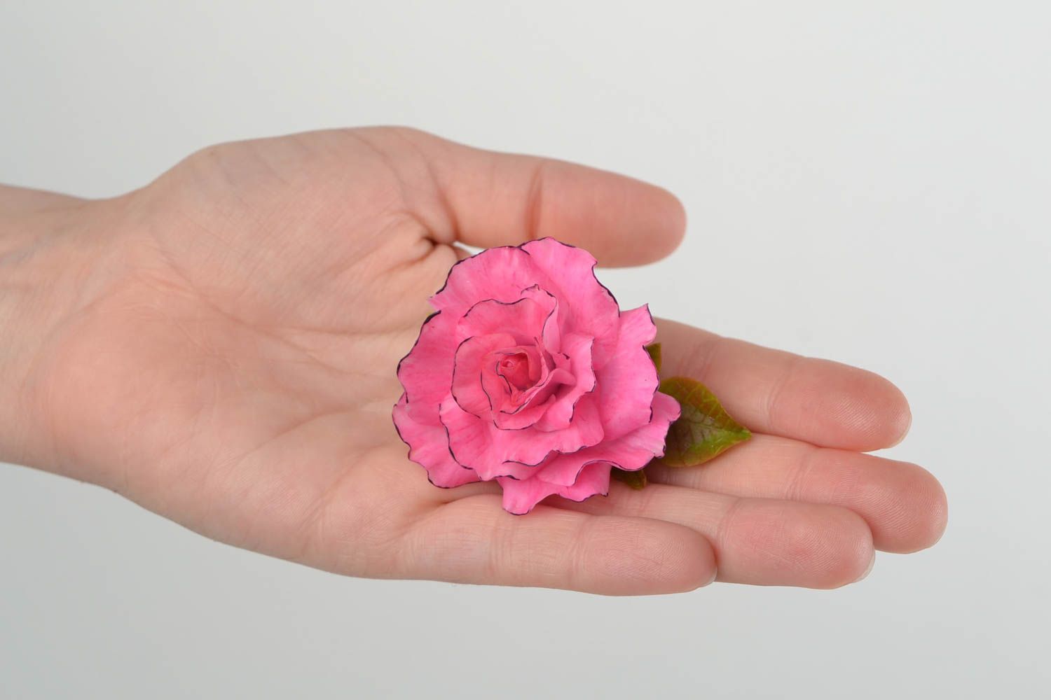 Розовая заколка брошь из холодного фарфора в виде розы ручной работы нарядная фото 2