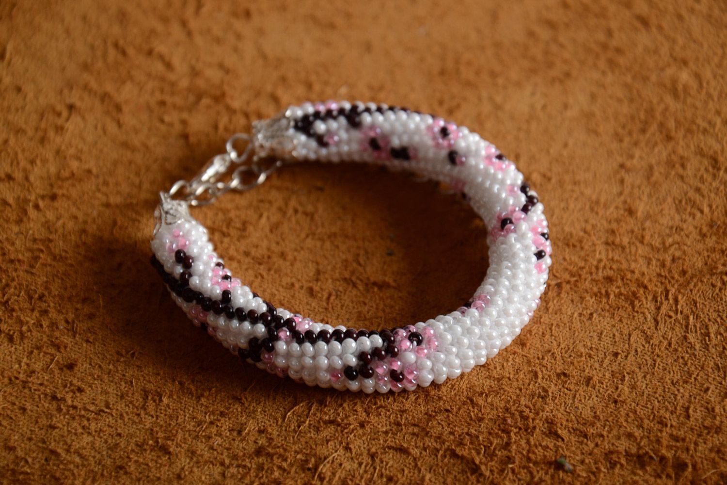 Bracelet tissé en perles de rocaille au crochet blanc motif floral fait main photo 1