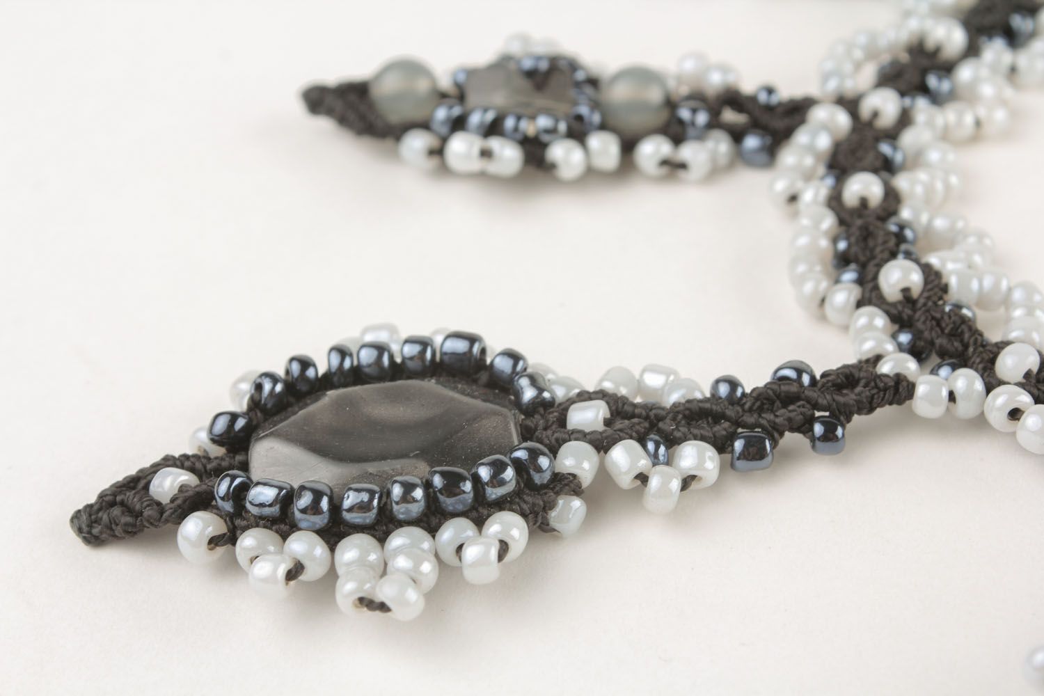 Collier blanc et noir en perles de rocaille  photo 4