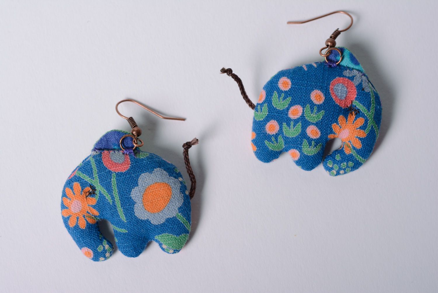 Pendientes originales hechos a mano de tela Elefantes bonitos azules foto 4
