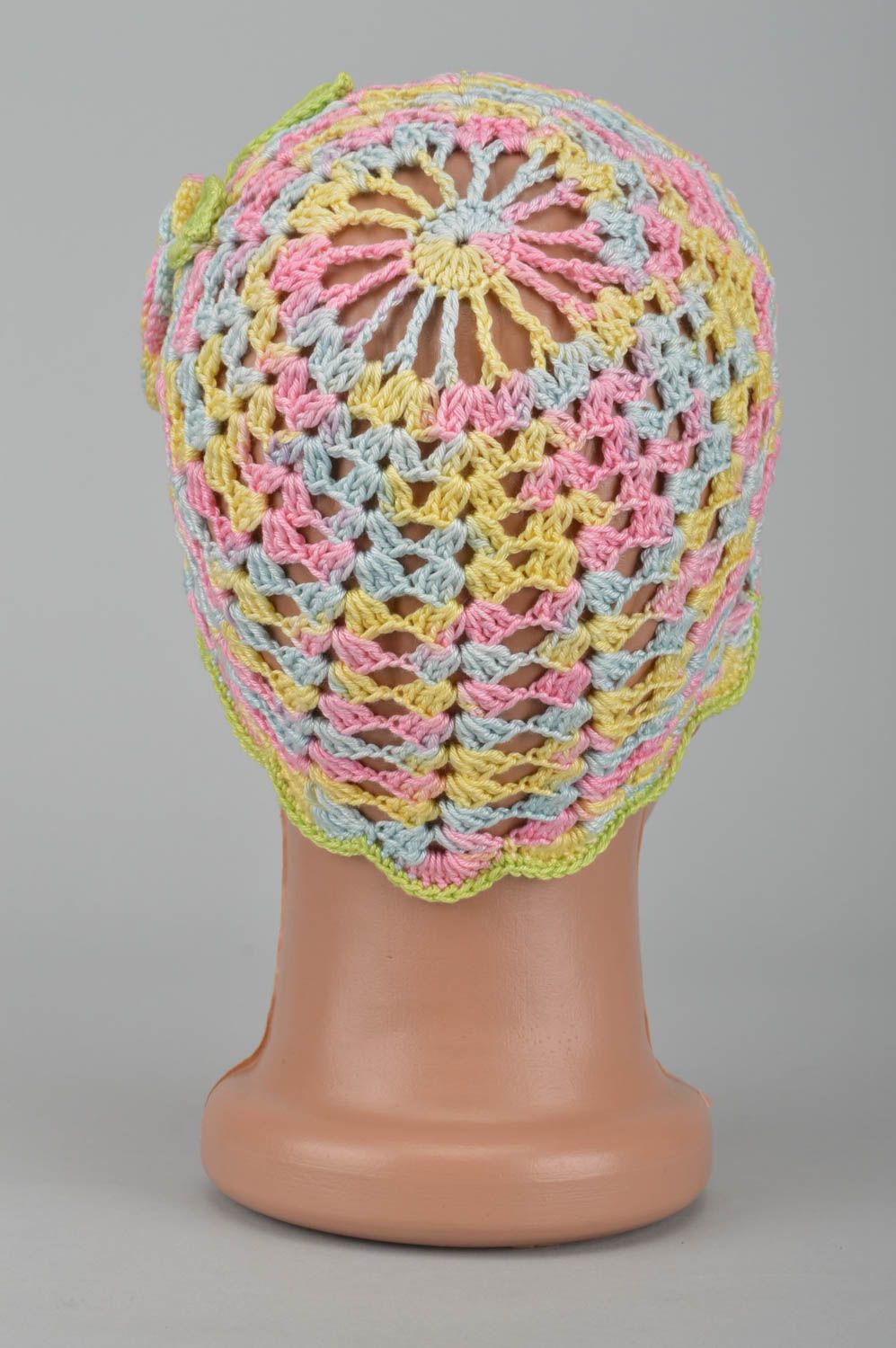 Bonnet tricot fait main Bonnet au crochet multicolore avec fleur Vêtement enfant photo 5