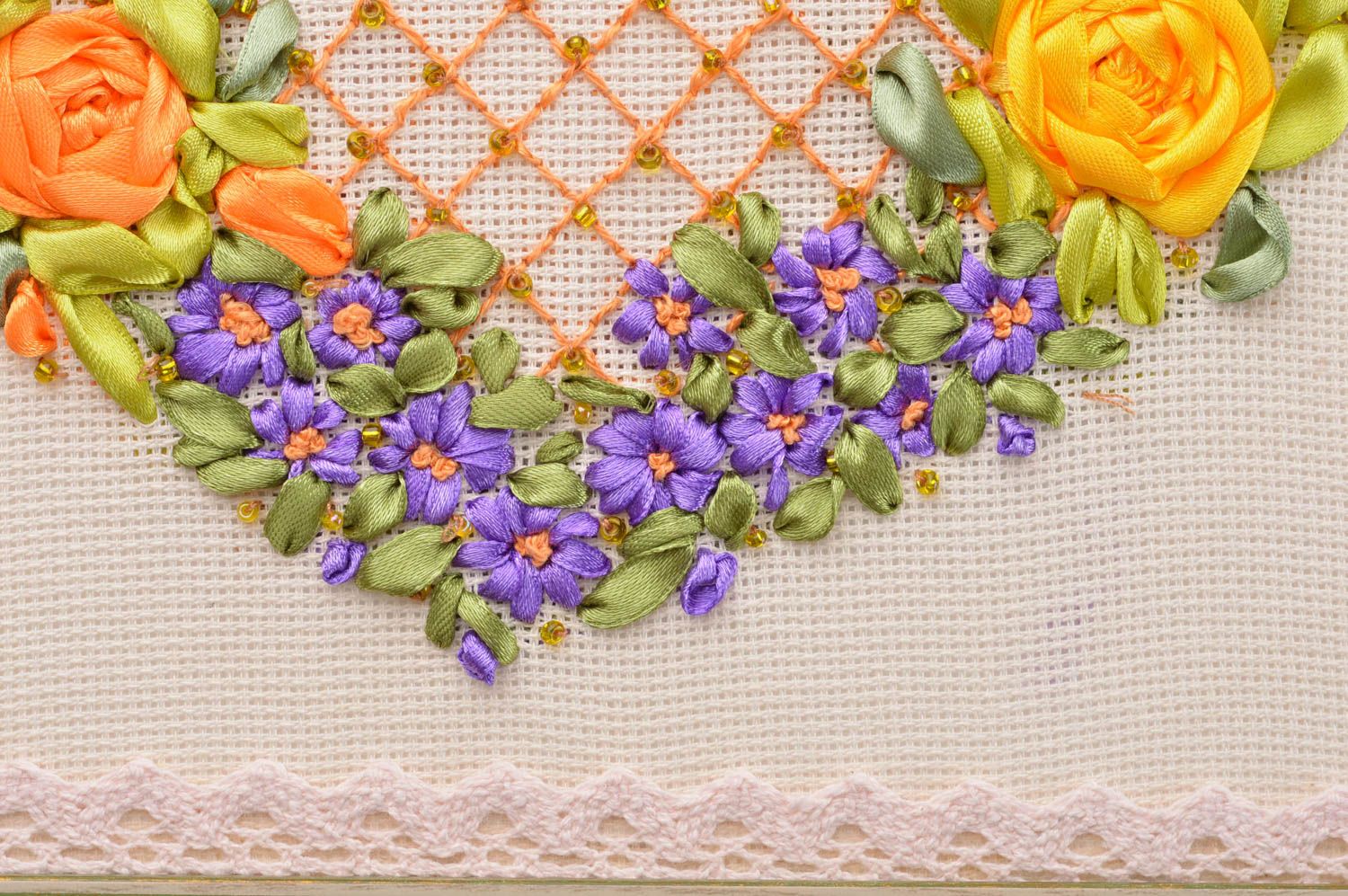 Cuadro bordado con cintas de raso artesanal enmarcado Corazón de flores foto 3