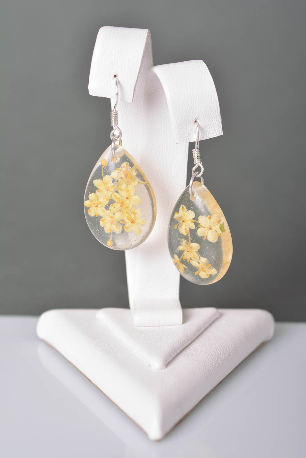 Boucles d'oreilles pendantes Bijou fait main Accessoire femme fleurs jaune clair photo 2