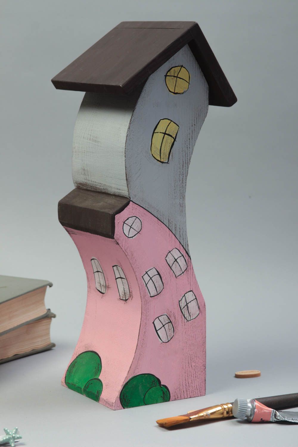 Фигурка из дерева для декора домик из сосны ручной работы серый розовый фото 1