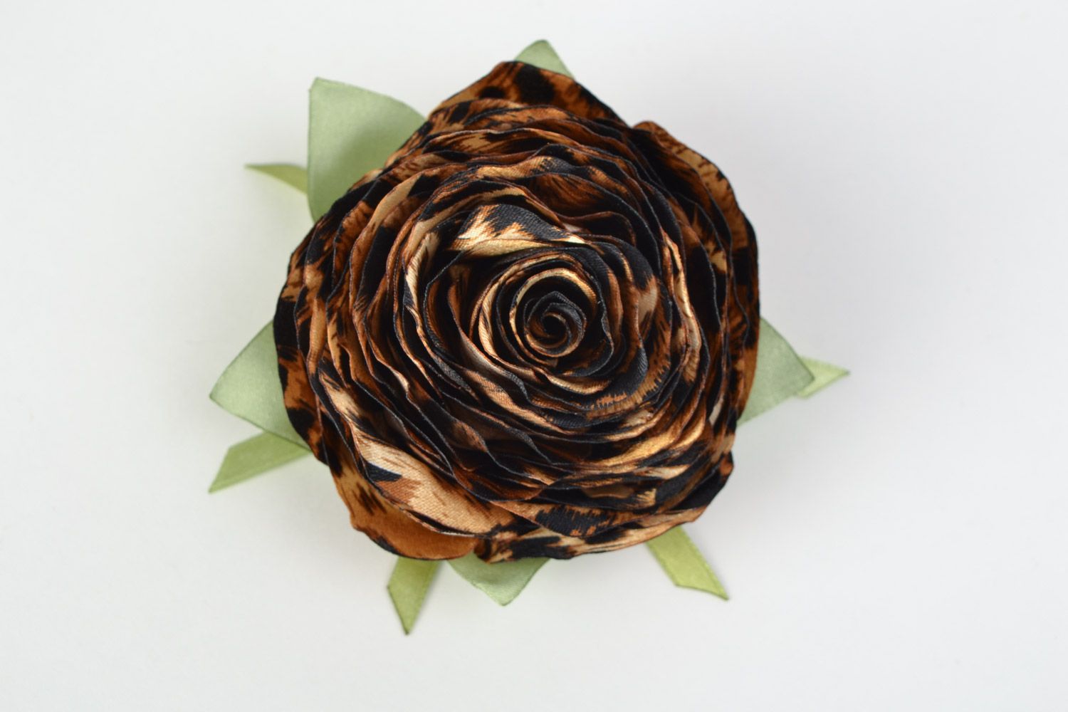 Текстильная брошь заколка из атласа с животным принтом ручной работы в виде розы фото 2