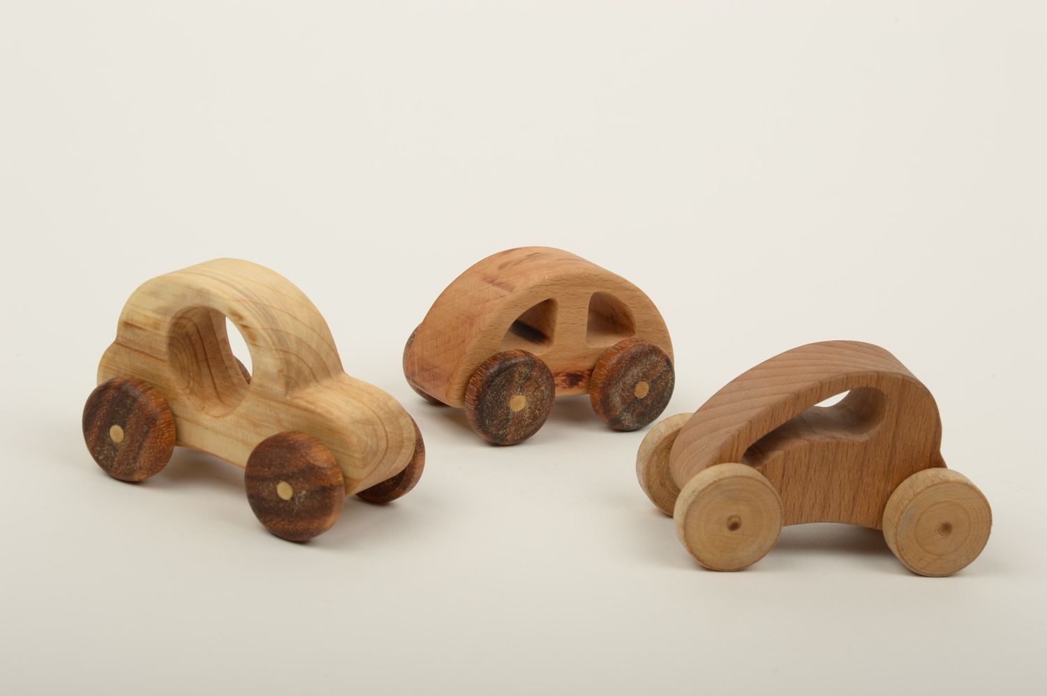 Игрушки ручной работы деревянные машинки набор 3 штуки игрушки из дерева фото 3