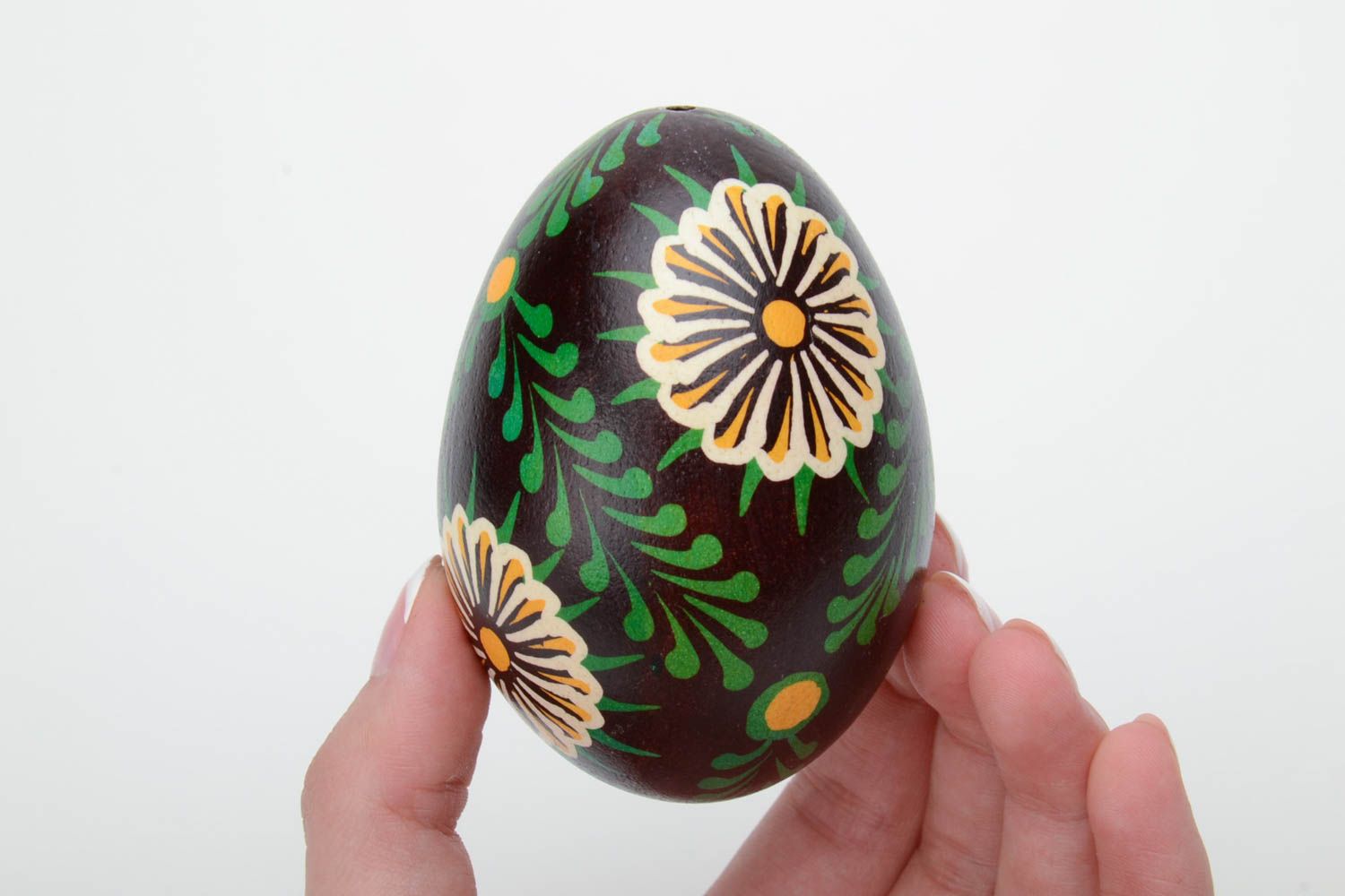 Красивое расписное гусиное яйцо ручной работы в восковой технике авторское черное фото 5