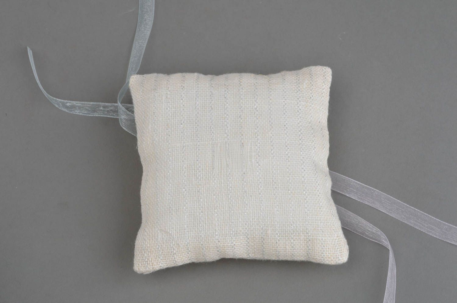 Авторская свадебная подушечка для колец ручной работы из льна с лентами  фото 3