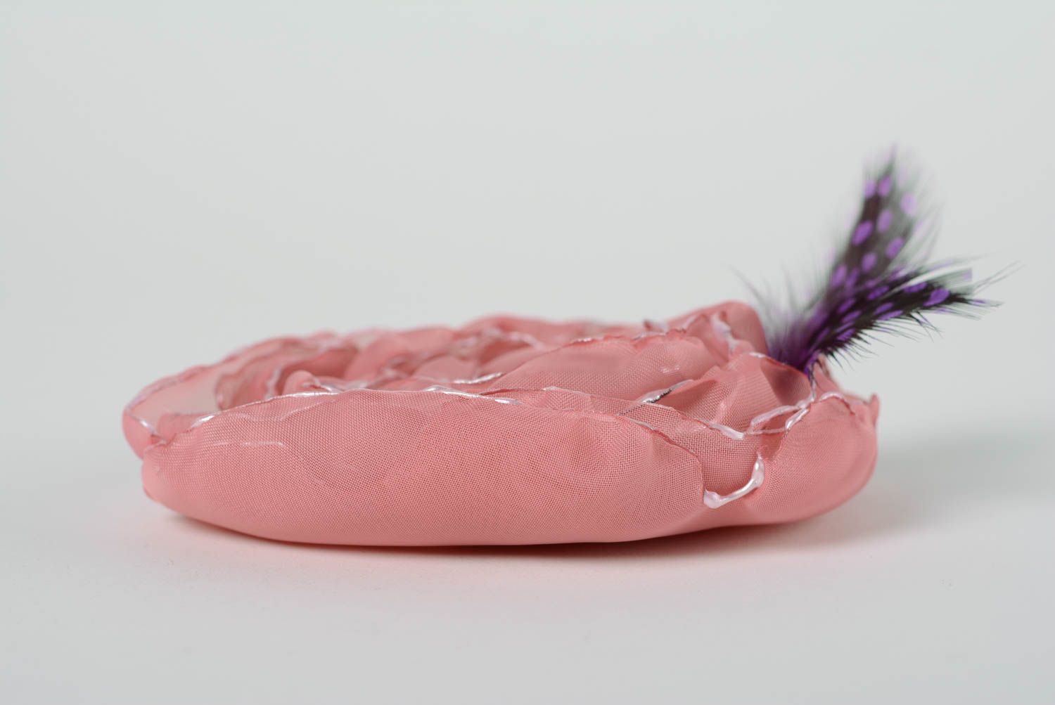 Broche fleur en mousseline de soie faite main rose de thé avec plumes de design photo 5