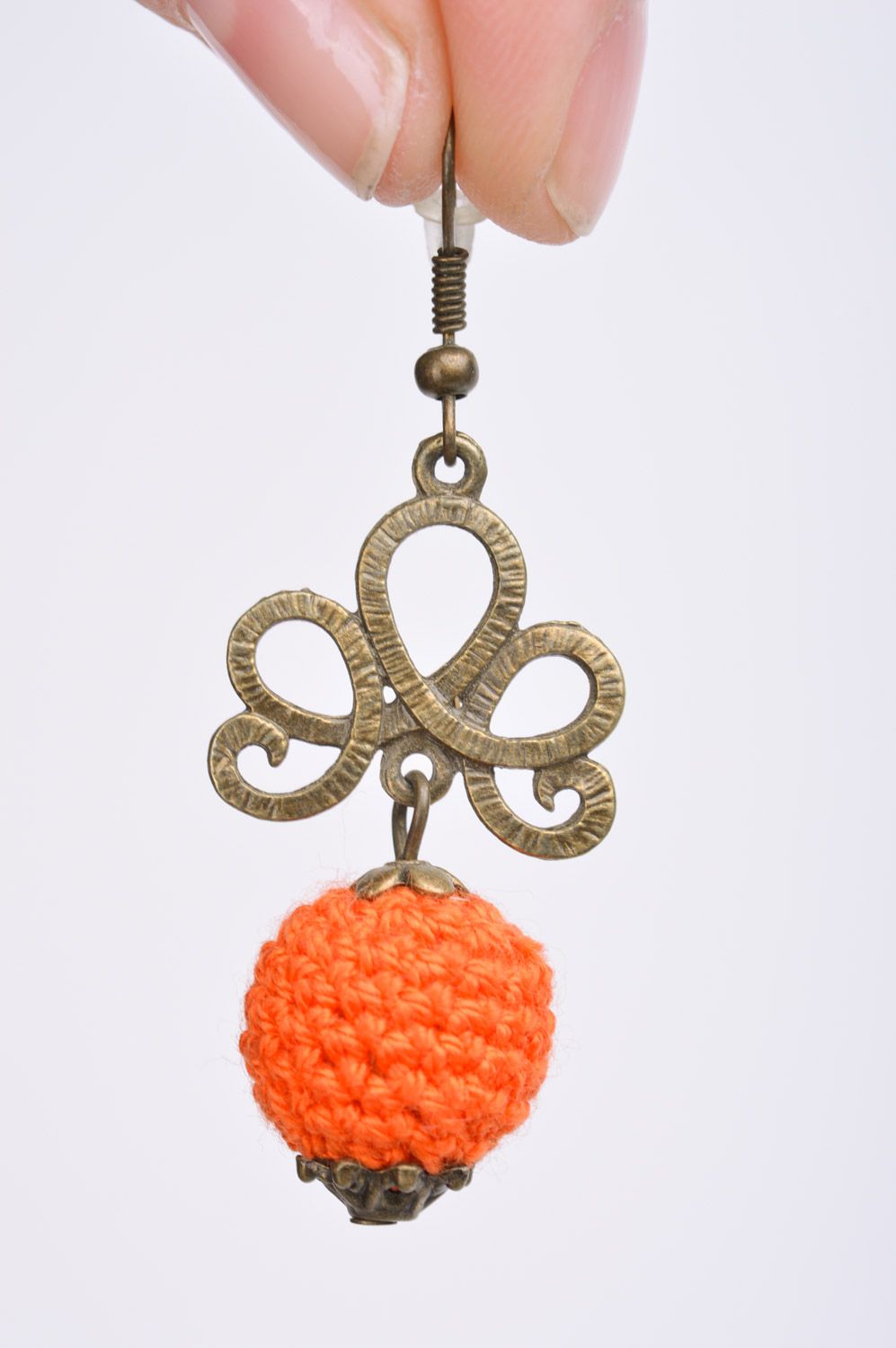 Серьги из бусин обвязанных нитками с винтажной фурнитурой ручной работы Апельсинки фото 3