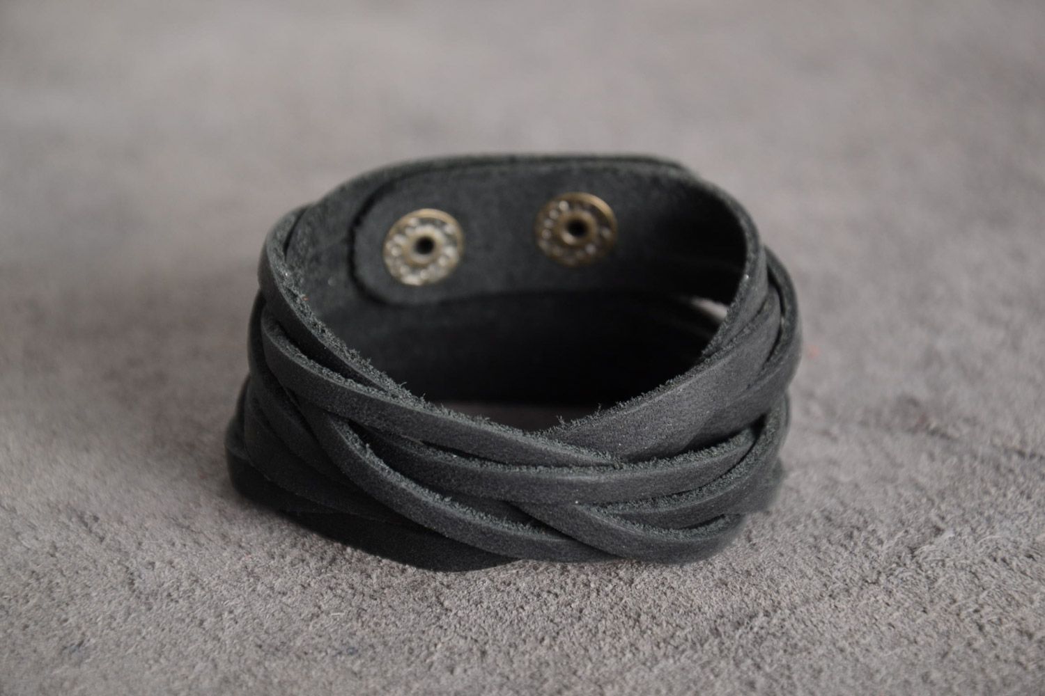 Pulsera de cuero artesanal en tres vueltas negra con trenzado de moda foto 1