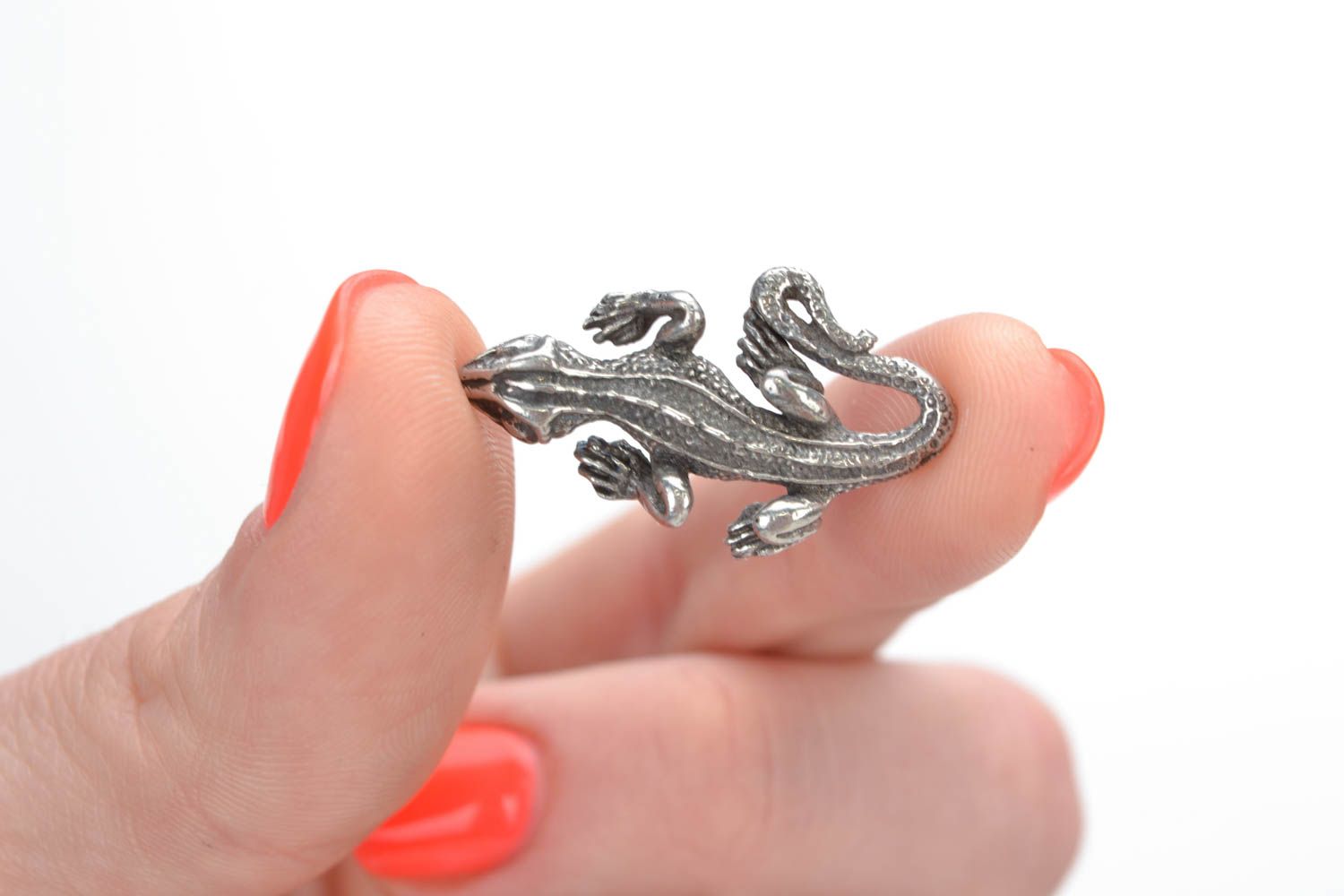 Small DIY silvery metal blank for jewelry making in the shape of lizard photo 5