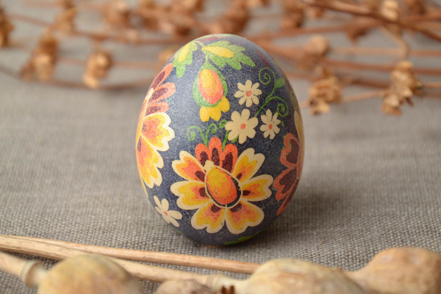 Œuf de Pâques pyssanka fait main peint de couleurs d'aniline et de cire photo 1