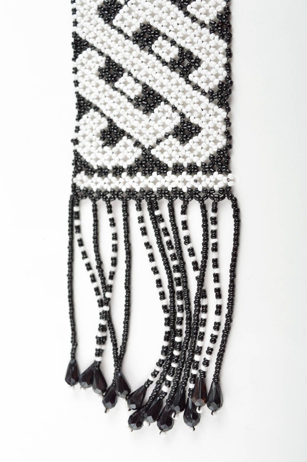 Collana di perline fatta a mano accessorio da donna originale bianco nero foto 3