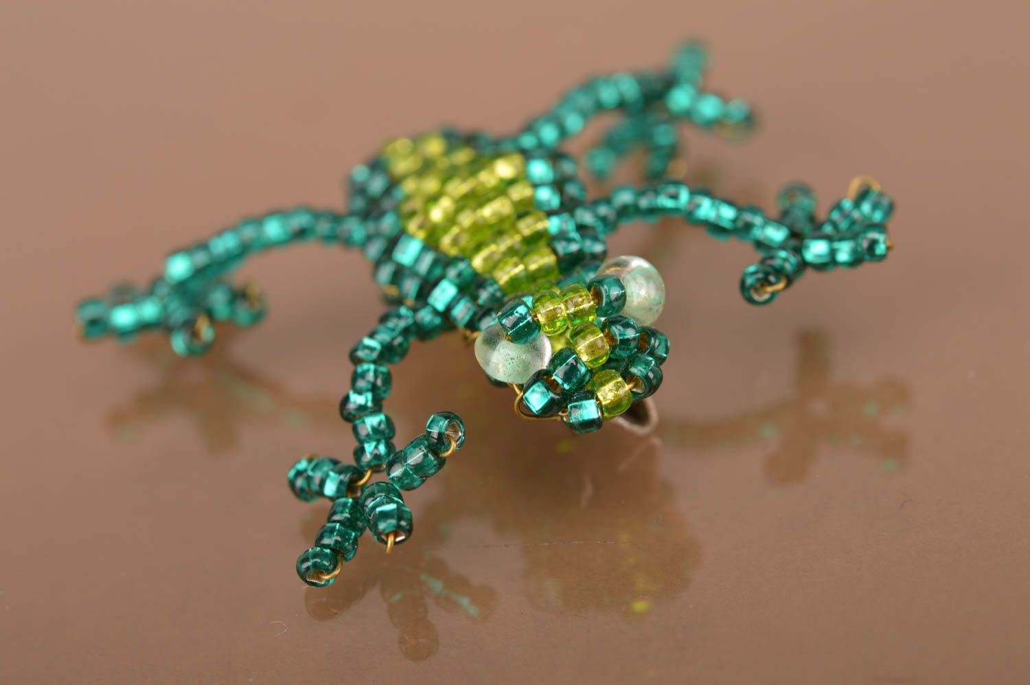 Handmade green beaded accessory brooch in shape of frog unusual cute jewelry photo 4