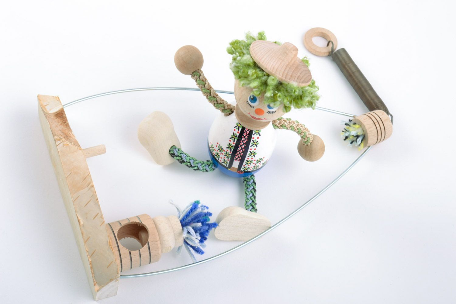 Деревянная эко игрушка с росписью мальчик на качелях небольшая ручной работы фото 5