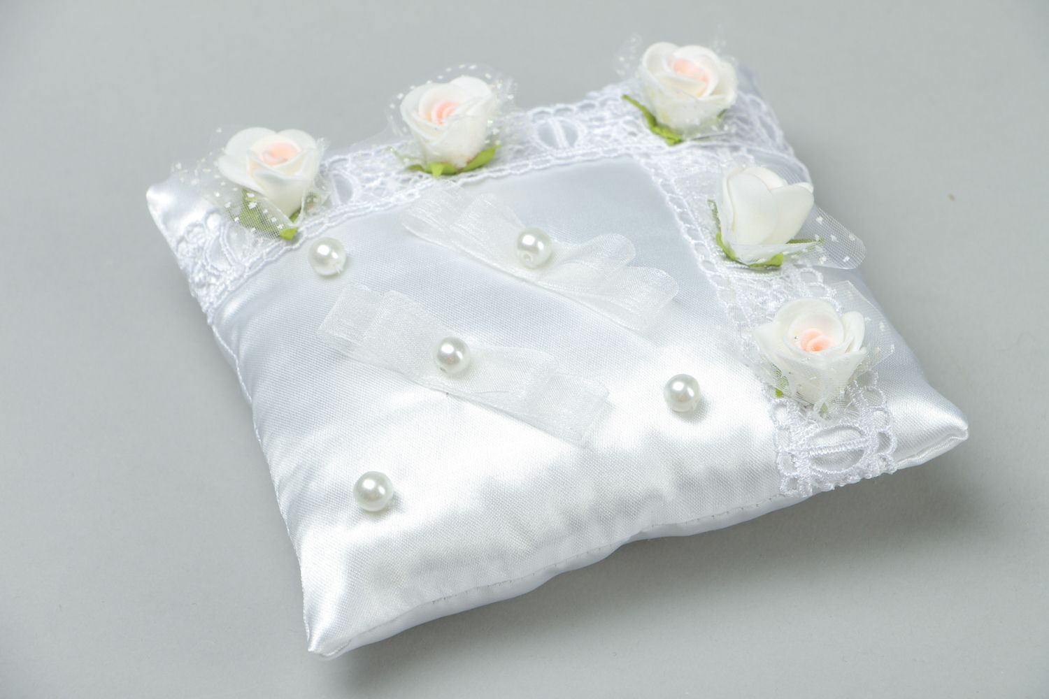 Свадебная подушка под кольца атласная с розочками фото 1
