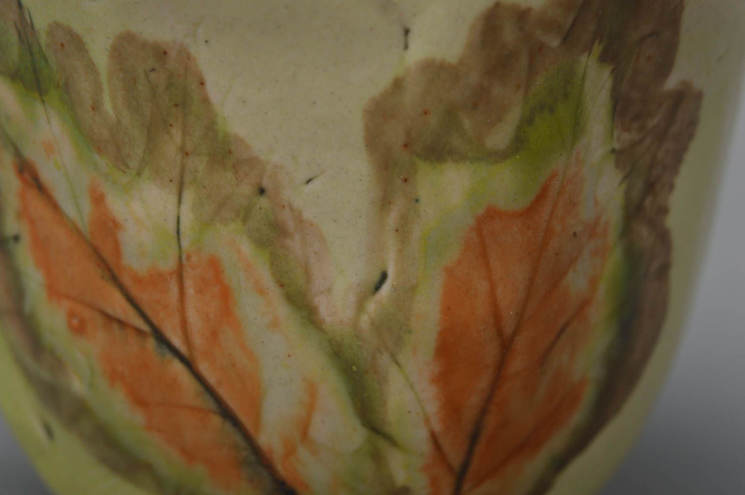 Schöne bunte handgemachte Tasse aus Porzellan mit Glasur Bemalung Blätter foto 3