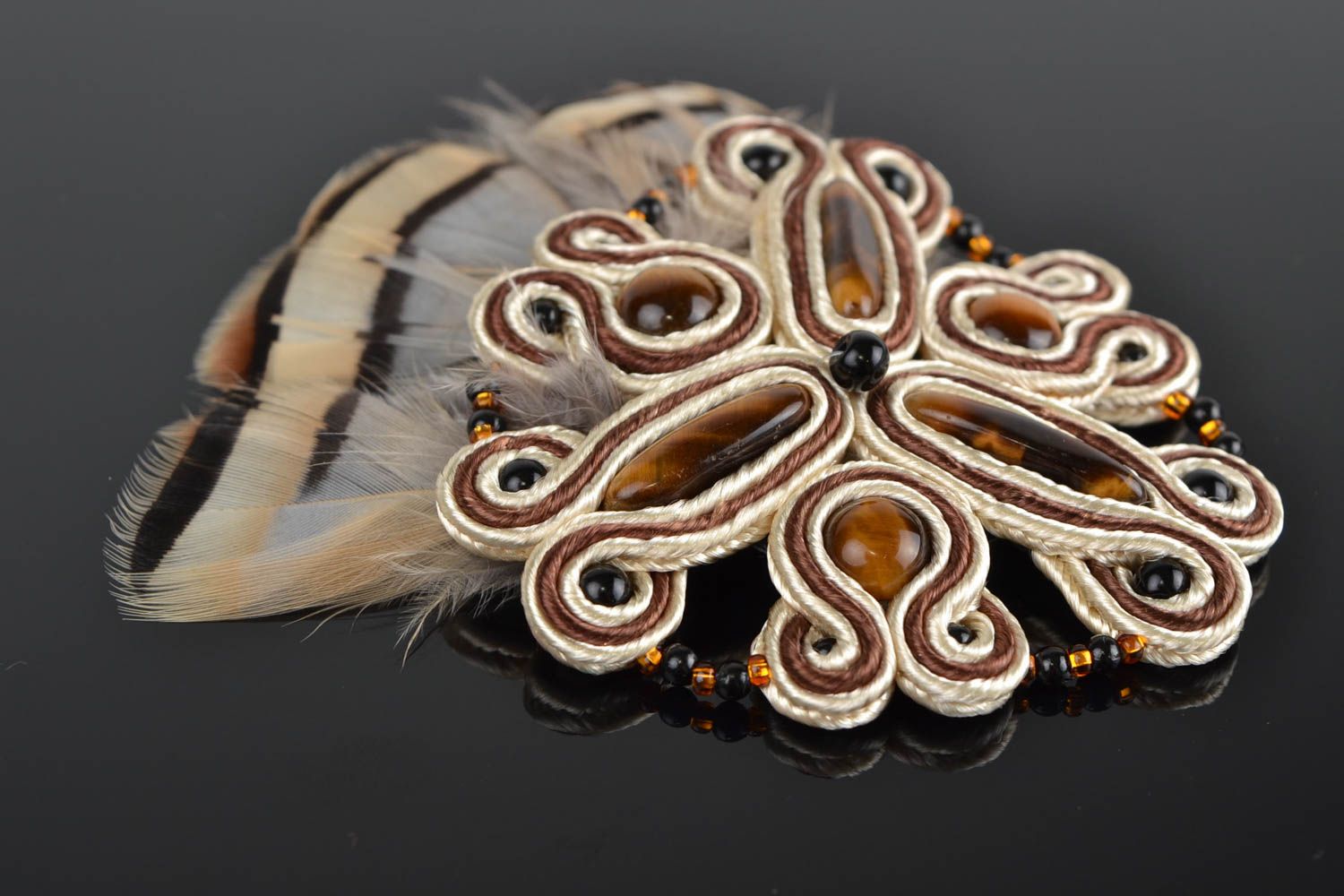 Сутажная брошь с натуральным камнем тигровый глаз и перьями коричневая ручной работы фото 1