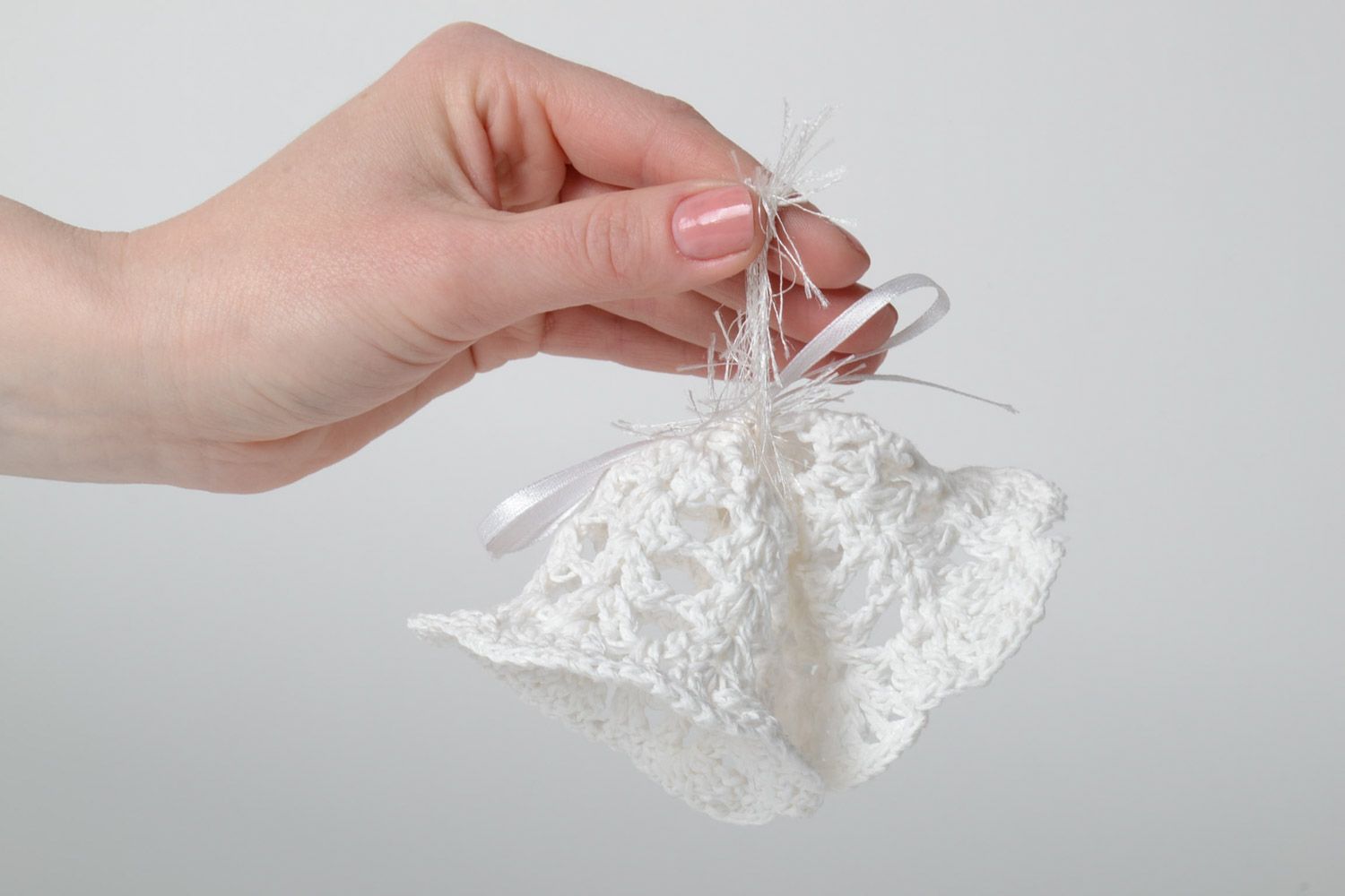 Suspension décorative cloches blanches ajourées tricotées au crochet faite main photo 5