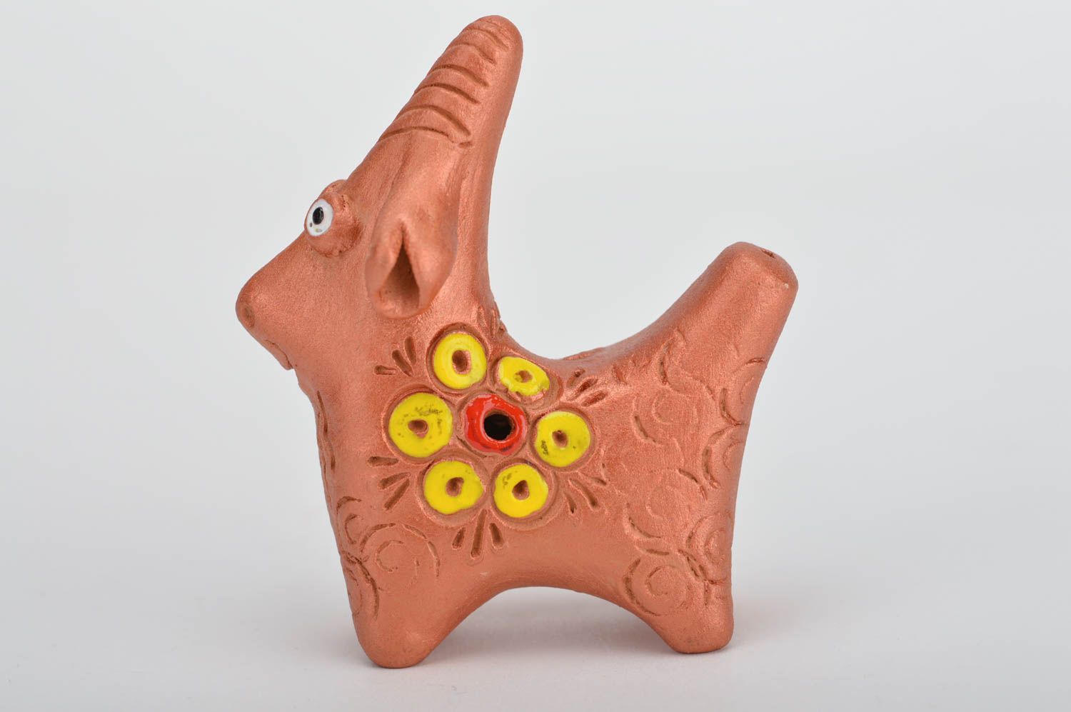 Глиняная свистулька в виде козлика с цветком на боку игрушка ручной работы фото 2